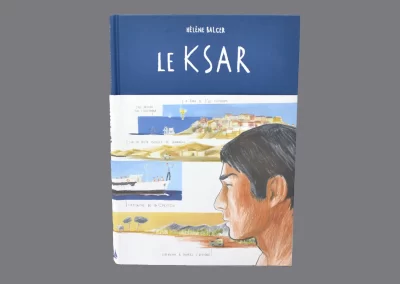 Le Ksar libro de comics de Hélène Balcer velero ksar Jean-Paul Bassaget El Ksar es el barco de Jean-Paul Bassaget. Un barco en el que navegó durante más de cuarenta años. Antes del Ksar, fue capitán de larga distancia, en particular del barco legendario del comandante Cousteau: el Calypso. Impulsado por una curiosidad insaciable y un gusto incontenible por la vida al aire libre, Jean-Paul Bassaget viajó por África y América del Sur, cruzó los mares, se sumergió en el fondo de los océanos, dirigió expediciones a la Antártida y estuvo varias veces al borde de la muerte. naufragios o en medio de guerras civiles.