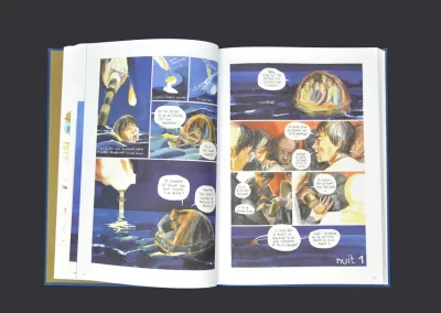 Le Ksar libro de comics de Hélène Balcer velero ksar Jean-Paul Bassaget El Ksar es el barco de Jean-Paul Bassaget. Un barco en el que navegó durante más de cuarenta años. Antes del Ksar, fue capitán de larga distancia, en particular del barco legendario del comandante Cousteau: el Calypso. Impulsado por una curiosidad insaciable y un gusto incontenible por la vida al aire libre, Jean-Paul Bassaget viajó por África y América del Sur, cruzó los mares, se sumergió en el fondo de los océanos, dirigió expediciones a la Antártida y estuvo varias veces al borde de la muerte. naufragios o en medio de guerras civiles.