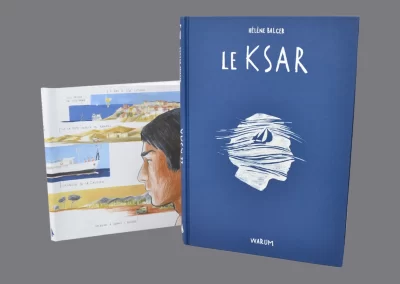 Le Ksar libro de comics de Hélène Balcer velero ksar Jean-Paul Bassaget El Ksar es el barco de Jean-Paul Bassaget. Un barco en el que navegó durante más de cuarenta años. Antes del Ksar, fue capitán de larga distancia, en particular del barco legendario del comandante Cousteau: el Calypso. Impulsado por una curiosidad insaciable y un gusto incontenible por la vida al aire libre, Jean-Paul Bassaget viajó por África y América del Sur, cruzó los mares, se sumergió en el fondo de los océanos, dirigió expediciones a la Antártida y estuvo varias veces al borde de la muerte. naufragios o en medio de guerras civiles.