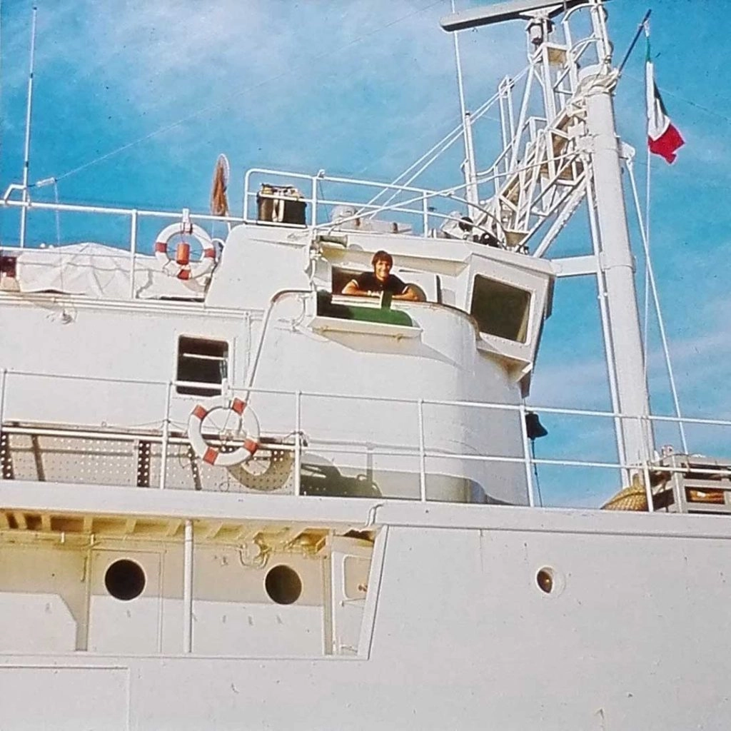 Le Ksar libro de comics de Hélène Balcer velero ksar Jean-Paul Bassaget El Ksar es el barco de Jean-Paul Bassaget. Un barco en el que navegó durante más de cuarenta años. Antes del Ksar, fue capitán de larga distancia, en particular del barco legendario del comandante Cousteau: el Calypso. Impulsado por una curiosidad insaciable y un gusto incontenible por la vida al aire libre, Jean-Paul Bassaget viajó por África y América del Sur, cruzó los mares, se sumergió en el fondo de los océanos, dirigió expediciones a la Antártida y estuvo varias veces al borde de la muerte. naufragios o en medio de guerras civiles.