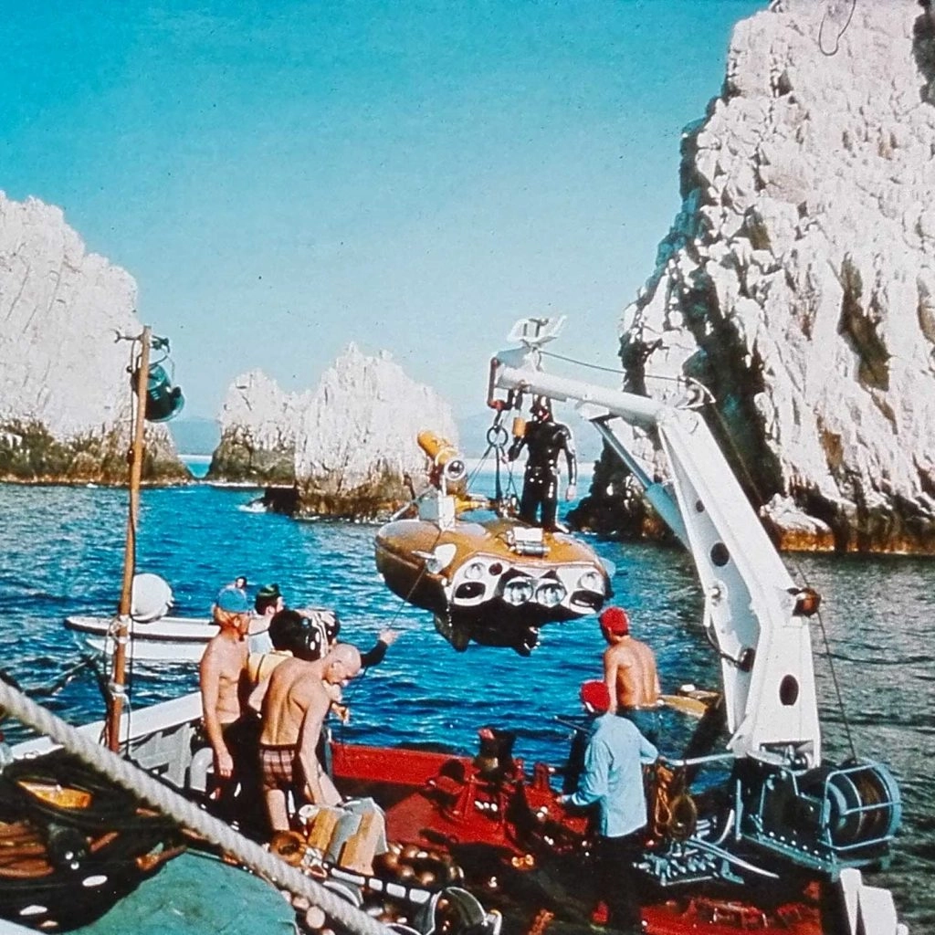 Le Ksar libro de comics de Hélène Balcer velero ksar Jean-Paul Bassaget El Ksar es el barco de Jean-Paul Bassaget. Un barco en el que navegó durante más de cuarenta años. Antes del Ksar, fue capitán de larga distancia, en particular del barco legendario del comandante Cousteau: el Calypso. Impulsado por una curiosidad insaciable y un gusto incontenible por la vida al aire libre, Jean-Paul Bassaget viajó por África y América del Sur, cruzó los mares, se sumergió en el fondo de los océanos, dirigió expediciones a la Antártida y estuvo varias veces al borde de la muerte. naufragios o en medio de guerras civiles.