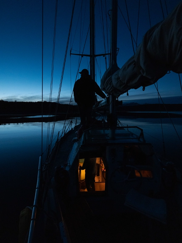 TRAVESSIA 3 DIAS À VELA Embarque em uma expedição de três dias e duas noites a bordo do veleiro Ksar, navegando pelas águas majestosas do Canal Beagle. Descubra a paixão pela navegação em um dos cenários mais impressionantes da Terra do Fogo, onde cada dia oferece a oportunidade de explorar tesouros naturais únicos e viver uma aventura inesquecível. Experiência a Bordo Passar três dias e duas noites no veleiro Ksar é uma experiência que ficará gravada em sua memória. Desde o jantar até os almoços, cafés da manhã e lanches, cada refeição a bordo se torna um banquete, acompanhado pelo suave balanço do barco e o sussurro constante da água. A brisa marinha e as paisagens mágicas do Canal Beagle criam um ambiente único, onde cada instante é plenamente apreciado. O Itinerário Dia 1: Zarpamos às 8h30 da manhã de Ushuaia, com a emoção no ar e a promessa de uma aventura inesquecível. Nossa primeira parada é na Ilha dos Lobos, onde contemplamos os majestosos lobos-marinhos-de-dois-pêlos. Continuamos em direção ao Farol Les Éclaireurs, capturando fotos espetaculares e admirando a diversidade de aves do canal. Após um almoço a bordo, chegamos à Estância Remolino por volta das 18h, onde exploramos a costa e desfrutamos de um jantar a bordo. Dia 2: O dia começa com um delicioso café da manhã às 9h, antes de partir rumo ao leste, em direção a Puerto Almanza. Navegamos pelo Paso Guaraní e chegamos à Ilha Martillo, lar dos encantadores pinguins-de-papua. Após um almoço a bordo, ancoramos em uma enseada no Paso Guaraní para presenciar um pôr do sol inesquecível e jantar sob as estrelas. Dia 3: O último dia começa com um café da manhã a bordo, seguido pelo levantamento da âncora e o início do retorno a Ushuaia. Chegamos ao porto às 18h30, concluindo nossa expedição com lembranças inesquecíveis de paisagens espetaculares e a satisfação de ter vivido uma experiência única. Conforto e Segurança O veleiro Ksar, projetado para o conforto e segurança, conta com camarotes acolhedores e todos os serviços incluídos, desde cafés da manhã até jantares, para garantir que você aproveite ao máximo cada momento da travessia. Além disso, em caso de condições climáticas adversas, oferecemos a opção de transporte terrestre a partir de Puerto Almanza, garantindo sua tranquilidade e segurança em todos os momentos. Essa tradução oferece uma visão completa da experiência de três dias à vela no Veleiro Ksar, destacando a beleza do Canal Beagle e a atenção a cada detalhe para garantir uma aventura inesquecível.