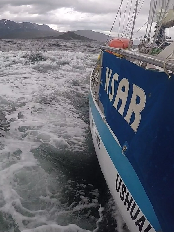 DESTINO ILHA REDONDA Embarque-se em uma travessia única a bordo do Veleiro Ksar, navegando pelas águas do Canal Beagle em direção ao destino Ilha Redonda, em Ushuaia, Terra do Fogo, o fim do mundo. Experimente as paisagens foi guinas enquanto o vento acaricia seus sonhos e as histórias ancestrais. Neste viagem, a natureza selvagem o envolve, enquanto o barco se torna seu refúgio de paz e aventura. Cada momento a bordo é uma oportunidade para explorar, refletir e se conectar com a essência da natureza. Em cada porto, uma nova história aguarda ser contada, uma nova experiência espera para ser vivida. Junte-se a esta odisséia marítima e deixe que o Veleiro Ksar seja seu guia nesta travessia rumo ao desconhecido. NAVEGAÇÃO PARA ILHA REDONDA Explore o Canal Beagle com o Veleiro Ksar. O veleiro mais confortável para navegações com destino à Ilha Redonda. Embarque em uma travessia única para a Ilha Redonda em Ushuaia, Terra do Fogo, com o Veleiro Ksar, navegando pelas águas do Canal Beagle no fim do mundo. Desfrute da majestade da natureza foi guina e viva momentos inesquecíveis no alto-mar. Junte-se à nossa odisséia marítima e descubra a beleza virgem deste destino remoto com nosso atendimento personalizado e serviços exclusivos. Bem-vindo a uma aventura onde cada momento é uma experiência única no coração da Patagônia argentina. DADOS DA ILHA REDONDA Embarque no Fim do Mundo com o Veleiro Ksar para explorar o Canal Beagle em uma travessia de três dias pela Ilha Redonda. Descubra fauna e paisagens espetaculares. Uma aventura inesquecível no extremo sul da América espera por você! Descubra a Ilha Redonda, um pequeno paraíso insular situado na entrada da baía Lapataia, parte do Departamento Ushuaia, na Província de Terra do Fogo, Antártica e Ilhas do Atlântico Sul, no extremo austral da Argentina. Cercada pelas águas do Canal Beagle, no Oceano Pacífico, esta joia natural abrange uma superfície de aproximadamente 50 hectares, com um comprimento máximo de 1.022 metros e uma largura máxima de 840 metros. Suas coordenadas centrais são 54°51'49,26″S 68°28'54,47″O. Apesar das temperaturas frias durante todo o ano, tanto a costa do canal em frente à ilha quanto grande parte da mesma estão cobertas por altos bosques magalânicos. Essas águas são conhecidas por suas florestas submersas de cachiyuyos gigantes, uma alga parda de enormes proporções que sustenta uma rica biodiversidade marinha. Convertida em uma atração turística, a Ilha Redonda atrai viajantes aventureiros que partem do cais turístico de Puerto Guaraní, na baía Ensenada Zaratiegui, no Parque Nacional Terra do Fogo, a bordo de barcos semi-rígidos. Após contorná-la, os visitantes desembarcam na ilha, que oferece vários mirantes e pontos panorâmicos. Uma trilha leva ao extremo oeste da ilha, de onde se desfrutam vistas panorâmicas das ilhas chilenas e argentinas e dos canais foi guinos. Na ilha, os turistas podem visitar o destacamento da Prefectura Naval, construído por prisioneiros da prisão de Ushuaia. Além disso, funciona a unidade postal mais austral da Argentina, o que permite aos visitantes enviar postais ou cartas deste lugar remoto. Após embarcar novamente, os viajantes podem retornar ao ponto de partida ou continuar a navegação até Puerto Arias, na baía Lapataia. Os serviços para a Ilha Redonda são realizados da primavera até meados de abril, oferecendo uma experiência única no meio da natureza selvagem de Terra do Fogo. Junte-se a uma aventura inesquecível a bordo do Veleiro Ksar e navegue até a fascinante Ilha Redonda em Terra do Fogo, Argentina. Durante três dias, você se imergirá na rica história e na beleza natural deste pequeno território insular situado na entrada da baía Lapataia, no extremo sul do país. Embarque no Veleiro Ksar, pronto para explorar as águas do Canal Beagle. Enquanto navega pelas águas do Canal Beagle, você poderá contemplar as impressionantes florestas magalânicas que cobrem a costa do canal em frente à Ilha Redonda. As temperaturas frias não serão um obstáculo para desfrutar da majestade deste cenário único. Ao chegar à Ilha Redonda, você será recebido por sua exuberante vegetação e suas águas cristalinas. Você poderá explorá-la a fundo, descobrindo seus mirantes panorâmicos e pontos de interesse, como o destacamento da Prefectura Naval, construído por prisioneiros da prisão de Ushuaia. Além disso, você terá a oportunidade de visitar a unidade postal mais austral da Argentina e enviar um postal ou carta deste lugar remoto.