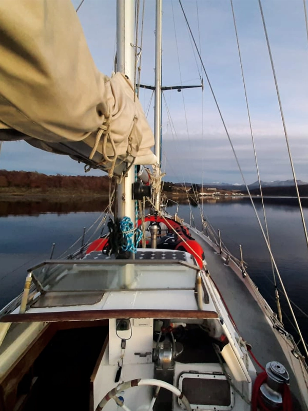 Navegação no Veleiro Ksar para o Destino Passo Guarani! Descubra a majestade do Passo Guarani a bordo do Veleiro Ksar em suas travessias pelo Canal Beagle em Ushuaia, Terra do Fogo, Argentina. Viva uma experiência inesquecível enquanto explora este espetacular passo marítimo, rodeado de ilhas, enseadas naturais e montanhas. Mergulhe em suas águas cristalinas, contemple a beleza de seu entorno natural e deixe-se surpreender pela vida selvagem que habita seus arredores. NAVEGAÇÃO A PASSO GUARANI Explore o Canal Beagle com o Veleiro Ksar. O veleiro mais confortável para navegações com destino ao Passo Guarani. Embarque em uma travessia inesquecível rumo ao Passo Guarani em Ushuaia, Terra do Fogo, com o Veleiro Ksar, navegando pelas águas do Canal Beagle no fim do mundo. Descubra a majestade da natureza fueguina e viva momentos memoráveis no alto-mar. Junte-se à nossa aventura marítima e explore a beleza virgem deste destino remoto com nossa atenção personalizada e serviços exclusivos. DADOS DO PASSO GUARANI Zarpe com o Veleiro Ksar e explore o Canal Beagle em travessias de três dias até o Passo Guarani e a Ilha Martillo, reserva de pinguins. Descubra uma fauna fascinante e paisagens espetaculares. Uma aventura inesquecível no extremo sul da Patagônia aguarda você! Partindo de Ushuaia, adentramos em uma emocionante travessia rumo à Ilha dos Lobos e à Ilha dos Pássaros, onde a vida selvagem se revela em toda sua beleza. Continuamos nossa rota até o emblemático Faro Les Éclaireurs, um marco no Canal Beagle que nos lembra a importância da nossa jornada. Nosso próximo destino é o cais da Estância Remolino, ponto de partida para explorar os arredores e mergulhar na atmosfera única deste local. Daqui, seguimos para o leste, atravessando o fascinante Passo Guarani. Este passo marinho nos encanta com paisagens impressionantes que capturam a essência da Terra do Fogo. Continuamos nossa navegação até alcançar a Ilha Martillo, lar de uma impressionante colônia de Pinguins-de-Magalhães, uma experiência que nos conecta intimamente com a vida selvagem da região. De volta a Ushuaia, completamos nossa viagem, levando conosco as memórias inesquecíveis desta travessia. O Passo Guarani nos conduz desde a Baía Brown, oferecendo um espetáculo visual inigualável enquanto passamos por ilhas e ilhéus como Warú e Upu. Após percorrer este passo e parte do passo Piedrabuena, continuamos nossa exploração até a baía Pescado, com paradas destacadas na baía Relegada e na histórica Estância Harberton. A Ilha Martillo, conhecida por sua rica biodiversidade, nos oferece a oportunidade única de observar de perto diversas espécies de pinguins, tornando cada momento um encontro próximo com a natureza. A baía Almirante Brown, também chamada de baía Brown, nos recebe com sua paisagem impressionante, perto da pitoresca localidade de pescadores, Puerto Almanza.