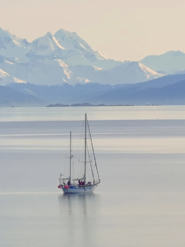 DESTINOS EM NAVEGAÇÃO NO CANAL BEAGLE Descubra os destinos fascinantes e a navegação a bordo do Veleiro Ksar no Canal Beagle, em Ushuaia, no Fim do Mundo, na Terra do Fogo, no extremo sul da Patagônia Argentina. Navegue conosco e explore os encantos únicos desta região remota e impressionante. O Veleiro Ksar parte de Ushuaia para explorar os maravilhosos destinos do Canal Beagle. Desde paisagens glaciais a vilarejos isolados, cada parada oferece uma experiência única. A observação de fauna, a história antiga e a gastronomia regional tornam esta travessia uma aventura inesquecível. Com uma tripulação experiente e um ambiente acolhedor, o Ksar proporciona uma experiência de viagem excepcional, conectando você com a natureza e descobrindo novos horizontes a cada etapa. O QUE ESPERAR? Experimente a emoção e a aventura de navegar pelas águas do Canal Beagle a bordo do Veleiro Ksar. Junte-se a nós para uma excursão inesquecível, onde o vento será seu guia e as vistas panorâmicas vão deixar você sem fôlego. O Veleiro Ksar oferece uma emocionante travessia pelo cenário mágico do Canal Beagle na Terra do Fogo. Durante a viagem, os passageiros tornam-se tripulantes, participando da navegação e do comando do veleiro no extremo sul do continente. Ao longo do percurso, vários destinos impressionantes são avistados, alguns apenas de passagem, enquanto outros são explorados mais a fundo, com paradas para pernoite ou espera de condições climáticas favoráveis. Desde o momento em que partimos de Ushuaia, a cidade mais austral do mundo, a aventura começa. O Ksar navega entre ilhas e canais, oferecendo vistas impressionantes de paisagens glaciais e montanhas íngremes. À medida que avançamos, avistamos diversos pontos de interesse, cada um com sua própria beleza e charme. Em alguns trechos da viagem, podemos ancorar perto da costa e explorar a natureza virgem da Terra do Fogo a pé. Os passageiros têm a oportunidade de caminhar por trilhas naturais, observar a fauna local e maravilhar-se com a vegetação exuberante que caracteriza esta região remota. Durante a travessia, também passamos perto de antigos assentamentos e locais históricos, onde os passageiros podem aprender sobre a rica história e cultura da área. A conexão com o ambiente natural e a história da Terra do Fogo torna-se uma parte integral da experiência a bordo do Ksar. Em algumas viagens, fazemos paradas em vários destinos ao longo do caminho, enquanto em outras, focamos na exploração de uma área específica. Cada travessia é única e oferece uma variedade de experiências para desfrutar. A navegação pelo Canal Beagle a bordo do Ksar é uma experiência incomparável. Com sua tripulação experiente e ambiente acolhedor, o veleiro oferece a oportunidade de explorar os cantos mais remotos do extremo sul do continente, vivendo a emoção da vela esportiva em um ambiente verdadeiramente selvagem e belo. Deixe tudo para trás e embarque em uma expedição única a bordo do Veleiro Ksar, explorando os recantos menos conhecidos do Canal Beagle. Aproveite os desembarques em terra para descobrir destinos que poucos têm a oportunidade de visitar. Desde faróis antigos e pitorescos vilarejos pesqueiros até fiordos remotos e majestosos glaciares, cada dia de navegação é uma aventura incomparável. Torne-se parte da tripulação e mergulhe na beleza selvagem do extremo sul do continente. Não perca a oportunidade de viver uma experiência inesquecível a bordo do Ksar. DESTINOS NO CANAL BEAGLE Puerto Almanza: Charmeiro vilarejo pesqueiro com delícias marinhas e paisagens costeiras. Isla Redonda: Reserva natural com aves marinhas e praias virgens para explorar. Faro Les Eclaireurs: Ícone do canal rodeado de vistas panorâmicas e vida marinha. Islas Bridges: Diversidade de fauna marinha e paisagens cênicas entre ilhas. Paso Guaraní: Estreito passo com vistas de ilhotes e caletas únicas. Península Mitre: Praias virgens e paisagens selvagens no extremo sul. Isla de Los Estados: Remoto paraíso natural com história marítima e paisagens impressionantes. Fiordos e Glaciares: Majestosas formações glaciares em um ambiente virgem. Cabo de Hornos: Mítico cabo onde convergem os oceanos Atlântico e Pacífico. Isla Gordon: Avistamento de fauna e paisagens remotas nesta ilha isolada. Isla Lenox: Reserva natural com trilhas e avistamento de aves. Isla Nueva: Praias rochosas em um destino remoto. Isla Picton: Paisagens escarpadas e avistamento de aves marinhas em um ambiente natural. Puerto Williams: Cidade mais austral do mundo, rica em história naval e beleza natural. Paso Mackinlay: Rota panorâmica entre ilhas com vistas impressionantes. Puerto Toro: Charmeiro vilarejo pesqueiro com vistas panorâmicas e encanto rústico. Bahía Lapataia: Baía pitoresca com trilhas naturais e vistas panorâmicas. Bahía de Ushuaia: Entrada para a cidade mais austral do mundo, cercada por montanhas. Estancia Remolino: História rural e paisagens patagônicas em uma antiga estância. Estancia Harberton: Museu e jardim botânico em uma histórica estância patagônica. Bahía Relegada: Praias tranquilas e águas cristalinas em uma baía isolada. Isla de los Lobos: Reserva natural com colônia de lobos marinhos e aves marinhas. Isla de los Pájaros: Avistamento de aves marinhas e paisagens costeiras em uma reserva natural. Isla Martillo Pinguinera: Lar de uma colônia de pinguins Magalhães, Papúa e, ocasionalmente, pinguins-rei para admirar de perto. Estes são alguns dos destinos que podemos explorar durante as navegações a bordo do Veleiro Ksar.