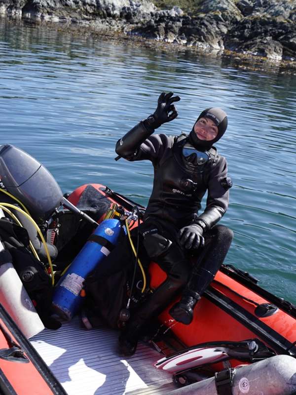 EXPEDIÇÕES NO CANAL BEAGLE NO VELEIRO KSAR Descubra a paradisíaca Terra do Fogo em uma viagem a bordo de um veleiro Ushuaia – Fim do Mundo! Expedições Personalizadas em Veleiro Embarque em expedições emocionantes pelo Canal Beagle com o Veleiro Ksar. Paisagens patagônicas e aventuras inesquecíveis esperam por você em cada viagem no veleiro mais acolhedor de Ushuaia, Terra do Fogo, Argentina. Navegação no Veleiro Ksar Descubra a beleza do Canal Beagle em Ushuaia, Terra do Fogo, Argentina, a bordo do veleiro Ksar. Oferecemos navegações para todos os gostos, pensadas para lhe proporcionar experiências inesquecíveis. Explore nossas opções de cruzeiros curtos, ideais para quem tem pouco tempo, mas deseja aventura. Embarque em 1, 2 ou 3 dias para vivenciar a emoção do mar e contemplar paisagens únicas. Se procura uma experiência mais prolongada, mergulhe nas nossas viagens de 7, 10 ou 15 dias. Descubra a magia do Canal Beagle em um ritmo descontraído, explorando recantos inexplorados e apreciando o pitoresco pôr do sol. Para aqueles que desejam combinar aprendizado e exploração, oferecemos clínicas de cruzeiro à vela de 10 dias. Fortaleça seus conhecimentos de navegação enquanto explora as águas da Patagônia, guiado por nossa experiente equipe. Em cada viagem, o veleiro Ksar proporciona conforto e estilo, transformando sua experiência no mar em uma lembrança inesquecível. Admire a majestade da natureza enquanto navega neste canto único do mundo. Expedições de Vela Ksar Mergulhe nas profundezas do mar com nossas expedições de mergulho personalizadas, explorando a rica biodiversidade subaquática da região. Se preferir a superfície da água, opte pelo caiaque e SUP, desfrutando de vistas panorâmicas enquanto mergulha na serenidade dos arredores. Capture momentos inesquecíveis com nossas expedições fotográficas, onde cada canto do Canal Beagle se torna sua tela. Para os amantes da ciência, as nossas expedições científicas oferecem a oportunidade de contribuir para o conhecimento enquanto exploram este ecossistema único. Se você procura desafios em terra, explore opções de trekking em montanhas pitorescas ou deslize pelo céu com experiências de esqui. Seja qual for a sua escolha, o veleiro Ksar é o seu barco de apoio, garantindo uma logística única e personalizada para organizar a sua aventura. Descubra lugares inexplorados e sonhados para praticar seu esporte de aventura preferido. Com o veleiro Ksar, você chegará a recantos inesperados que o mergulharão na autenticidade da natureza patagônica. Destinos no Veleiro Ksar Embarque na aventura de sua vida com destinos personalizados a bordo do veleiro Ksar, explorando as maravilhas do Canal Beagle em Ushuaia, Terra do Fogo, Argentina. Oferecemos experiências únicas pensadas para satisfazer todos os gostos e desejos de exploração. Descubra a autenticidade de destinos exclusivos como Puerto Almanza, Ilha Redonda e Farol Les Éclaireurs. Navegue pelo enigmático Passo Guarani, explore as Ilhas Pontes e conquiste a majestosa Península Mitre. Mergulhe na mística Ilha de Los Estados e contemple a grandiosidade dos fiordes e geleiras. O veleiro Ksar leva você mais longe, chegando ao icônico Cabo Horn, uma experiência que ficará gravada para sempre na sua memória. Navegue conosco e descubra o conforto no veleiro de expedição mais confortável da Baía de Ushuaia. Nosso modelo Joshua de 40 pés combina elegância e funcionalidade, oferecendo todo o conforto para tornar sua viagem uma experiência única. Cumprimos os mais elevados padrões de segurança náutica, proporcionando-lhe tranquilidade enquanto explora estes locais remotos. Reserve já a sua expedição personalizada e junte-se a nós para descobrir a magia destes destinos únicos no fim do mundo. O veleiro Ksar está pronto para levá-lo numa aventura inesquecível, onde cada destino se torna uma porta para novas emoções.