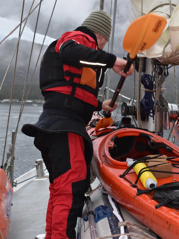 EXPEDIÇÕES NO CANAL BEAGLE NO VELEIRO KSAR Descubra a paradisíaca Terra do Fogo em uma viagem a bordo de um veleiro Ushuaia – Fim do Mundo! Expedições Personalizadas em Veleiro Embarque em expedições emocionantes pelo Canal Beagle com o Veleiro Ksar. Paisagens patagônicas e aventuras inesquecíveis esperam por você em cada viagem no veleiro mais acolhedor de Ushuaia, Terra do Fogo, Argentina. Navegação no Veleiro Ksar Descubra a beleza do Canal Beagle em Ushuaia, Terra do Fogo, Argentina, a bordo do veleiro Ksar. Oferecemos navegações para todos os gostos, pensadas para lhe proporcionar experiências inesquecíveis. Explore nossas opções de cruzeiros curtos, ideais para quem tem pouco tempo, mas deseja aventura. Embarque em 1, 2 ou 3 dias para vivenciar a emoção do mar e contemplar paisagens únicas. Se procura uma experiência mais prolongada, mergulhe nas nossas viagens de 7, 10 ou 15 dias. Descubra a magia do Canal Beagle em um ritmo descontraído, explorando recantos inexplorados e apreciando o pitoresco pôr do sol. Para aqueles que desejam combinar aprendizado e exploração, oferecemos clínicas de cruzeiro à vela de 10 dias. Fortaleça seus conhecimentos de navegação enquanto explora as águas da Patagônia, guiado por nossa experiente equipe. Em cada viagem, o veleiro Ksar proporciona conforto e estilo, transformando sua experiência no mar em uma lembrança inesquecível. Admire a majestade da natureza enquanto navega neste canto único do mundo. Expedições de Vela Ksar Mergulhe nas profundezas do mar com nossas expedições de mergulho personalizadas, explorando a rica biodiversidade subaquática da região. Se preferir a superfície da água, opte pelo caiaque e SUP, desfrutando de vistas panorâmicas enquanto mergulha na serenidade dos arredores. Capture momentos inesquecíveis com nossas expedições fotográficas, onde cada canto do Canal Beagle se torna sua tela. Para os amantes da ciência, as nossas expedições científicas oferecem a oportunidade de contribuir para o conhecimento enquanto exploram este ecossistema único. Se você procura desafios em terra, explore opções de trekking em montanhas pitorescas ou deslize pelo céu com experiências de esqui. Seja qual for a sua escolha, o veleiro Ksar é o seu barco de apoio, garantindo uma logística única e personalizada para organizar a sua aventura. Descubra lugares inexplorados e sonhados para praticar seu esporte de aventura preferido. Com o veleiro Ksar, você chegará a recantos inesperados que o mergulharão na autenticidade da natureza patagônica. Destinos no Veleiro Ksar Embarque na aventura de sua vida com destinos personalizados a bordo do veleiro Ksar, explorando as maravilhas do Canal Beagle em Ushuaia, Terra do Fogo, Argentina. Oferecemos experiências únicas pensadas para satisfazer todos os gostos e desejos de exploração. Descubra a autenticidade de destinos exclusivos como Puerto Almanza, Ilha Redonda e Farol Les Éclaireurs. Navegue pelo enigmático Passo Guarani, explore as Ilhas Pontes e conquiste a majestosa Península Mitre. Mergulhe na mística Ilha de Los Estados e contemple a grandiosidade dos fiordes e geleiras. O veleiro Ksar leva você mais longe, chegando ao icônico Cabo Horn, uma experiência que ficará gravada para sempre na sua memória. Navegue conosco e descubra o conforto no veleiro de expedição mais confortável da Baía de Ushuaia. Nosso modelo Joshua de 40 pés combina elegância e funcionalidade, oferecendo todo o conforto para tornar sua viagem uma experiência única. Cumprimos os mais elevados padrões de segurança náutica, proporcionando-lhe tranquilidade enquanto explora estes locais remotos. Reserve já a sua expedição personalizada e junte-se a nós para descobrir a magia destes destinos únicos no fim do mundo. O veleiro Ksar está pronto para levá-lo numa aventura inesquecível, onde cada destino se torna uma porta para novas emoções.