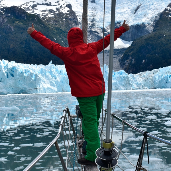 EXPEDIÇÕES NO CANAL BEAGLE NO VELEIRO KSAR Descubra a paradisíaca Terra do Fogo em uma viagem a bordo de um veleiro USHUAIA – Fim do Mundo! Expedições e Logística Combinadas No Veleiro Ksar, nossas navegações vão além do convencional. Nosso veleiro se torna sua base logística para esportes e atividades adicionais, levando você a lugares únicos e inexplorados do Canal Beagle. Imagine praticar esportes de aventura em locais remotos, com nosso veleiro como seu apoio incomparável. Cada expedição é multidimensional, oferecendo experiências que vão além da navegação. Sinta a liberdade de explorar e viva aventuras únicas com o Veleiro Ksar! Navegar no Canal Beagle no Veleiro Ksar Terra do Fogo Ushuaia – Canal Beagle – Argentina Travessias e Atividades de Vela Personalizadas NAVEGAÇÕES Já navegou de veleiro alguma vez? Descubra a magia de navegar a vela conosco no Veleiro Ksar na Terra do Fogo! Com nossas expedições, levaremos você a explorar os cantos mais espetaculares desta região única do mundo, enquanto você se mergulha na tranquilidade e beleza do Canal Beagle. Está pronto para viver uma aventura inesquecível no coração da natureza patagônica? Embarque conosco e deixe que o vento o leve a descobrir novos horizontes que você nunca imaginou viver! Se você já pensou em navegar de veleiro, entre em contato conosco. Responderemos todas as suas dúvidas. Estamos à sua espera!