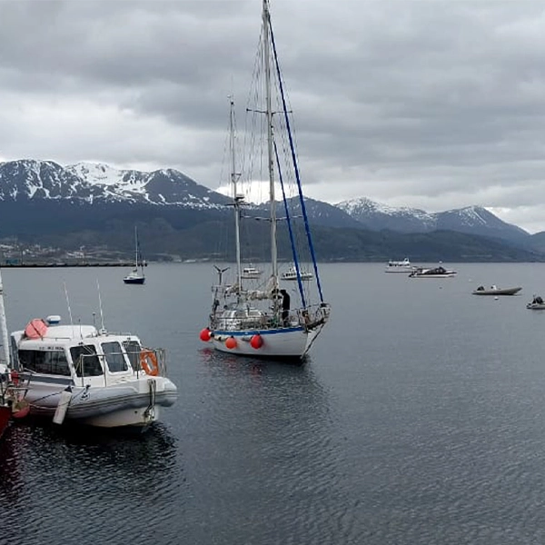 EXPEDIÇÕES NO CANAL BEAGLE NO VELEIRO KSAR Descubra a paradisíaca Terra do Fogo em uma viagem a bordo de um veleiro USHUAIA – Fim do Mundo! Expedições e Logística Combinadas No Veleiro Ksar, nossas navegações vão além do convencional. Nosso veleiro se torna sua base logística para esportes e atividades adicionais, levando você a lugares únicos e inexplorados do Canal Beagle. Imagine praticar esportes de aventura em locais remotos, com nosso veleiro como seu apoio incomparável. Cada expedição é multidimensional, oferecendo experiências que vão além da navegação. Sinta a liberdade de explorar e viva aventuras únicas com o Veleiro Ksar! Navegar no Canal Beagle no Veleiro Ksar Terra do Fogo Ushuaia – Canal Beagle – Argentina Travessias e Atividades de Vela Personalizadas NAVEGAÇÕES Já navegou de veleiro alguma vez? Descubra a magia de navegar a vela conosco no Veleiro Ksar na Terra do Fogo! Com nossas expedições, levaremos você a explorar os cantos mais espetaculares desta região única do mundo, enquanto você se mergulha na tranquilidade e beleza do Canal Beagle. Está pronto para viver uma aventura inesquecível no coração da natureza patagônica? Embarque conosco e deixe que o vento o leve a descobrir novos horizontes que você nunca imaginou viver! Se você já pensou em navegar de veleiro, entre em contato conosco. Responderemos todas as suas dúvidas. Estamos à sua espera!