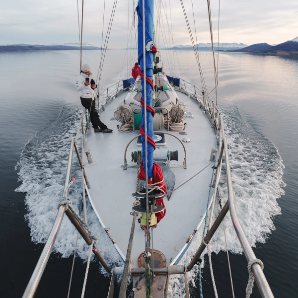 EXPEDIÇÕES NO CANAL BEAGLE NO VELEIRO KSAR Descubra a paradisíaca Terra do Fogo em uma viagem a bordo de um veleiro USHUAIA – Fim do Mundo! Expedições e Logística Combinadas No Veleiro Ksar, nossas navegações vão além do convencional. Nosso veleiro se torna sua base logística para esportes e atividades adicionais, levando você a lugares únicos e inexplorados do Canal Beagle. Imagine praticar esportes de aventura em locais remotos, com nosso veleiro como seu apoio incomparável. Cada expedição é multidimensional, oferecendo experiências que vão além da navegação. Sinta a liberdade de explorar e viva aventuras únicas com o Veleiro Ksar! Navegar no Canal Beagle no Veleiro Ksar Terra do Fogo Ushuaia – Canal Beagle – Argentina Travessias e Atividades de Vela Personalizadas NAVEGAÇÕES Já navegou de veleiro alguma vez? Descubra a magia de navegar a vela conosco no Veleiro Ksar na Terra do Fogo! Com nossas expedições, levaremos você a explorar os cantos mais espetaculares desta região única do mundo, enquanto você se mergulha na tranquilidade e beleza do Canal Beagle. Está pronto para viver uma aventura inesquecível no coração da natureza patagônica? Embarque conosco e deixe que o vento o leve a descobrir novos horizontes que você nunca imaginou viver! Se você já pensou em navegar de veleiro, entre em contato conosco. Responderemos todas as suas dúvidas. Estamos à sua espera!