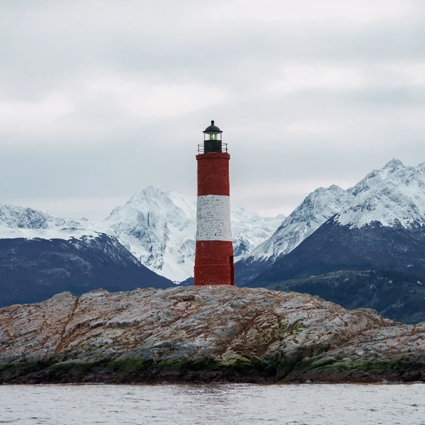 EXPEDIÇÕES NO CANAL BEAGLE NO VELEIRO KSAR Descubra a paradisíaca Terra do Fogo em uma viagem a bordo de um veleiro USHUAIA – Fim do Mundo! Expedições e Logística Combinadas No Veleiro Ksar, nossas navegações vão além do convencional. Nosso veleiro se torna sua base logística para esportes e atividades adicionais, levando você a lugares únicos e inexplorados do Canal Beagle. Imagine praticar esportes de aventura em locais remotos, com nosso veleiro como seu apoio incomparável. Cada expedição é multidimensional, oferecendo experiências que vão além da navegação. Sinta a liberdade de explorar e viva aventuras únicas com o Veleiro Ksar! Navegar no Canal Beagle no Veleiro Ksar Terra do Fogo Ushuaia – Canal Beagle – Argentina Travessias e Atividades de Vela Personalizadas NAVEGAÇÕES Já navegou de veleiro alguma vez? Descubra a magia de navegar a vela conosco no Veleiro Ksar na Terra do Fogo! Com nossas expedições, levaremos você a explorar os cantos mais espetaculares desta região única do mundo, enquanto você se mergulha na tranquilidade e beleza do Canal Beagle. Está pronto para viver uma aventura inesquecível no coração da natureza patagônica? Embarque conosco e deixe que o vento o leve a descobrir novos horizontes que você nunca imaginou viver! Se você já pensou em navegar de veleiro, entre em contato conosco. Responderemos todas as suas dúvidas. Estamos à sua espera!