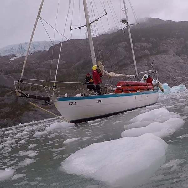 EXPEDIÇÕES NO CANAL BEAGLE NO VELEIRO KSAR Descubra a paradisíaca Terra do Fogo em uma viagem a bordo de um veleiro USHUAIA – Fim do Mundo! Expedições e Logística Combinadas No Veleiro Ksar, nossas navegações vão além do convencional. Nosso veleiro se torna sua base logística para esportes e atividades adicionais, levando você a lugares únicos e inexplorados do Canal Beagle. Imagine praticar esportes de aventura em locais remotos, com nosso veleiro como seu apoio incomparável. Cada expedição é multidimensional, oferecendo experiências que vão além da navegação. Sinta a liberdade de explorar e viva aventuras únicas com o Veleiro Ksar! Navegar no Canal Beagle no Veleiro Ksar Terra do Fogo Ushuaia – Canal Beagle – Argentina Travessias e Atividades de Vela Personalizadas NAVEGAÇÕES Já navegou de veleiro alguma vez? Descubra a magia de navegar a vela conosco no Veleiro Ksar na Terra do Fogo! Com nossas expedições, levaremos você a explorar os cantos mais espetaculares desta região única do mundo, enquanto você se mergulha na tranquilidade e beleza do Canal Beagle. Está pronto para viver uma aventura inesquecível no coração da natureza patagônica? Embarque conosco e deixe que o vento o leve a descobrir novos horizontes que você nunca imaginou viver! Se você já pensou em navegar de veleiro, entre em contato conosco. Responderemos todas as suas dúvidas. Estamos à sua espera!