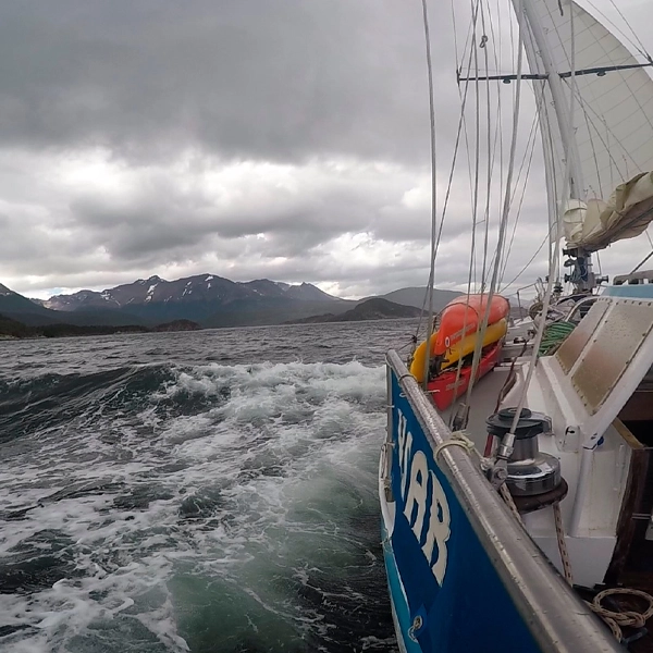 EXPEDIÇÕES NO CANAL BEAGLE NO VELEIRO KSAR Descubra a paradisíaca Terra do Fogo em uma viagem a bordo de um veleiro USHUAIA – Fim do Mundo! Expedições e Logística Combinadas No Veleiro Ksar, nossas navegações vão além do convencional. Nosso veleiro se torna sua base logística para esportes e atividades adicionais, levando você a lugares únicos e inexplorados do Canal Beagle. Imagine praticar esportes de aventura em locais remotos, com nosso veleiro como seu apoio incomparável. Cada expedição é multidimensional, oferecendo experiências que vão além da navegação. Sinta a liberdade de explorar e viva aventuras únicas com o Veleiro Ksar! Navegar no Canal Beagle no Veleiro Ksar Terra do Fogo Ushuaia – Canal Beagle – Argentina Travessias e Atividades de Vela Personalizadas NAVEGAÇÕES Já navegou de veleiro alguma vez? Descubra a magia de navegar a vela conosco no Veleiro Ksar na Terra do Fogo! Com nossas expedições, levaremos você a explorar os cantos mais espetaculares desta região única do mundo, enquanto você se mergulha na tranquilidade e beleza do Canal Beagle. Está pronto para viver uma aventura inesquecível no coração da natureza patagônica? Embarque conosco e deixe que o vento o leve a descobrir novos horizontes que você nunca imaginou viver! Se você já pensou em navegar de veleiro, entre em contato conosco. Responderemos todas as suas dúvidas. Estamos à sua espera!