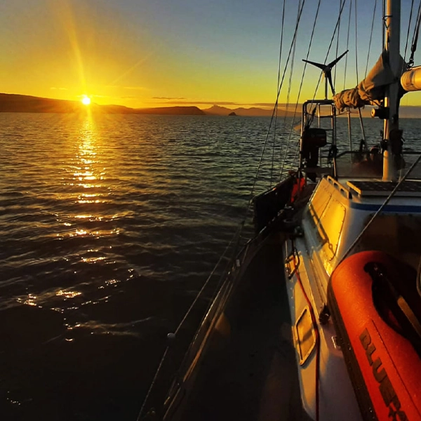 EXPEDIÇÕES NO CANAL BEAGLE NO VELEIRO KSAR Descubra a paradisíaca Terra do Fogo em uma viagem a bordo de um veleiro USHUAIA – Fim do Mundo! Expedições e Logística Combinadas No Veleiro Ksar, nossas navegações vão além do convencional. Nosso veleiro se torna sua base logística para esportes e atividades adicionais, levando você a lugares únicos e inexplorados do Canal Beagle. Imagine praticar esportes de aventura em locais remotos, com nosso veleiro como seu apoio incomparável. Cada expedição é multidimensional, oferecendo experiências que vão além da navegação. Sinta a liberdade de explorar e viva aventuras únicas com o Veleiro Ksar! Navegar no Canal Beagle no Veleiro Ksar Terra do Fogo Ushuaia – Canal Beagle – Argentina Travessias e Atividades de Vela Personalizadas NAVEGAÇÕES Já navegou de veleiro alguma vez? Descubra a magia de navegar a vela conosco no Veleiro Ksar na Terra do Fogo! Com nossas expedições, levaremos você a explorar os cantos mais espetaculares desta região única do mundo, enquanto você se mergulha na tranquilidade e beleza do Canal Beagle. Está pronto para viver uma aventura inesquecível no coração da natureza patagônica? Embarque conosco e deixe que o vento o leve a descobrir novos horizontes que você nunca imaginou viver! Se você já pensou em navegar de veleiro, entre em contato conosco. Responderemos todas as suas dúvidas. Estamos à sua espera!