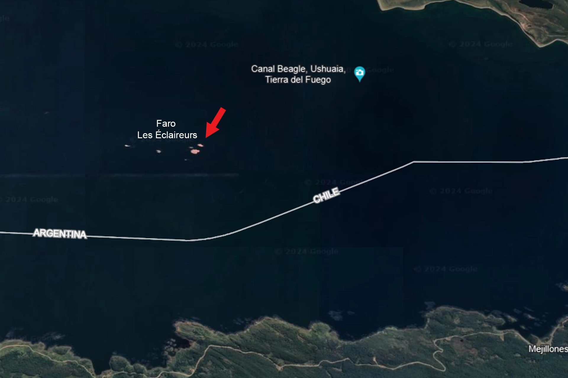 DESTINO FARO LES ÉCLAIREURS Navegação no Veleiro Ksar em direção ao Destino Faro Les Éclaireurs! Embarque em uma emocionante travessia a bordo do Veleiro Ksar, navegando pelas águas do Canal Beagle rumo ao destino Faro Les Éclaireurs, em Ushuaia, Terra do Fogo, o fim do Mundo. Descubra a majestade das paisagens fueguinas enquanto o vento acaricia seu rosto e as lendas ancestrais ganham vida. Nesta viagem, a natureza selvagem vai cativá-lo, transformando o barco em seu santuário de tranquilidade e aventura. Cada instante a bordo é uma oportunidade para explorar, refletir e conectar-se com a essência do ambiente. Em cada porto, uma nova história espera ser descoberta, uma experiência única pronta para ser vivida. Junte-se a esta fascinante odisseia marítima e deixe que o Veleiro Ksar seja seu companheiro nesta jornada rumo ao desconhecido. NAVEGAÇÃO AO FARO LES ÉCLAIREURS Explore o Canal Beagle com o Veleiro Ksar. O veleiro mais confortável para navegações com destino ao Faro Les Éclaireurs. Embarque em uma navegação única rumo ao Faro Les Éclaireurs em Ushuaia, Terra do Fogo, com o Veleiro Ksar, cruzando as águas do Canal Beagle no fim do Mundo. Desfrute da majestade da natureza fueguina e viva momentos inesquecíveis em alto-mar. Junte-se à nossa odisseia marítima e descubra a beleza virgem deste destino remoto com nossa atenção personalizada e serviços exclusivos. Bem-vindo a uma aventura onde cada momento é uma experiência única no coração da Patagônia argentina. DADOS DO FARO LES ÉCLAIREURS Embarque no Veleiro Ksar para explorar o Canal Beagle em uma travessia de três dias ou Full Day até o Faro Les Éclaireurs, o Faro do Fim do Mundo. Descubra fauna e paisagens espetaculares. Uma aventura inesquecível no extremo sul da Patagônia te espera! Descubra a magia das Navegações ao Faro Les Éclaireurs, erroneamente chamado de 'Faro do Fim do Mundo', no impressionante Canal Beagle da Terra do Fogo, Argentina! Este icônico farol, localizado no ilhote NE do conjunto de ilhotes Les Éclaireurs, é uma joia que você não pode perder durante sua visita a Ushuaia. Imagine navegar pelas águas do Canal Beagle, cercado por paisagens espetaculares, enquanto você se aproxima dessa majestosa estrutura. Com sua torre troncocônica de tijolos, pintada em vibrantes faixas brancas e vermelhas, o farol se destaca como um símbolo de orientação para os navegadores nessas águas tumultuadas. Uma vez que você chegar, será recebido pela imponente presença do farol, com sua lanterna brilhando a 22,5 metros acima do nível do mar, emitindo flashes de luz branca e vermelha que dançam no horizonte marinho a cada 5 segundos. Não perca a oportunidade de capturar esse momento único em suas fotografias. A história por trás das Navegações Les Éclaireurs também é fascinante. Nomeados pelo Capitão de Fragata Luis Fernando Martial durante a expedição francesa La Romanche nos anos 1882-1883, esses ilhotes guardam segredos e lendas que te transportarão a épocas passadas de exploração e aventura. Embora o farol esteja fechado ao público, sua presença continua sendo um ponto de referência icônico na baía de Ushuaia. Desde a água, você terá a oportunidade de admirar sua beleza e sentir-se parte da história marítima da região. Algumas agências de turismo em Ushuaia promovem emocionantes excursões ao farol, frequentemente sob o nome equivocado de «farol do fim do mundo». No entanto, é importante destacar que essa denominação é incorreta. O romance homônimo de Júlio Verne, que popularizou a ideia do «fim do mundo», inspirou-se realmente no Faro de San Juan de Salvamento, localizado na remota Ilha dos Estados. No entanto, apesar de sua beleza e relevância histórica, este farol não é o famoso «farol do fim do mundo» retratado por Verne. A confusão surge devido à semelhança com a região austral da Argentina e à associação do termo «fim do mundo». O Faro Les Éclaireurs, embora não seja o farol protagonista do romance de Verne, continua sendo uma visita obrigatória para os turistas que exploram a pitoresca Ushuaia e seus arredores. O Farol da Ilha dos Estados é muito mais largo e com mais superfície, já que conta com um abrigo em seu interior como uma residência. Portanto, ao planejar sua viagem a Ushuaia e seus arredores, lembre-se de que o Faro Les Éclaireurs é uma parada imperdível, mas tenha em mente que não é o famoso «farol do fim do mundo» do romance de Júlio Verne.