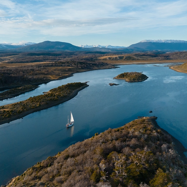 EXPEDIÇÕES NO CANAL BEAGLE NO VELEIRO KSAR Descubra a paradisíaca Terra do Fogo em uma viagem a bordo de um veleiro USHUAIA – Fim do Mundo! Expedições e Logística Combinadas No Veleiro Ksar, nossas navegações vão além do convencional. Nosso veleiro se torna sua base logística para esportes e atividades adicionais, levando você a lugares únicos e inexplorados do Canal Beagle. Imagine praticar esportes de aventura em locais remotos, com nosso veleiro como seu apoio incomparável. Cada expedição é multidimensional, oferecendo experiências que vão além da navegação. Sinta a liberdade de explorar e viva aventuras únicas com o Veleiro Ksar! Navegar no Canal Beagle no Veleiro Ksar Terra do Fogo Ushuaia – Canal Beagle – Argentina Travessias e Atividades de Vela Personalizadas NAVEGAÇÕES Já navegou de veleiro alguma vez? Descubra a magia de navegar a vela conosco no Veleiro Ksar na Terra do Fogo! Com nossas expedições, levaremos você a explorar os cantos mais espetaculares desta região única do mundo, enquanto você se mergulha na tranquilidade e beleza do Canal Beagle. Está pronto para viver uma aventura inesquecível no coração da natureza patagônica? Embarque conosco e deixe que o vento o leve a descobrir novos horizontes que você nunca imaginou viver! Se você já pensou em navegar de veleiro, entre em contato conosco. Responderemos todas as suas dúvidas. Estamos à sua espera!