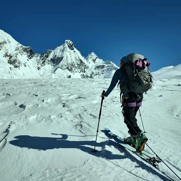 EXPEDIÇÕES NO CANAL BEAGLE NO VELEIRO KSAR Descubra a paradisíaca Terra do Fogo em uma viagem a bordo de um veleiro USHUAIA – Fim do Mundo! Expedições e Logística Combinadas No Veleiro Ksar, nossas navegações vão além do convencional. Nosso veleiro se torna sua base logística para esportes e atividades adicionais, levando você a lugares únicos e inexplorados do Canal Beagle. Imagine praticar esportes de aventura em locais remotos, com nosso veleiro como seu apoio incomparável. Cada expedição é multidimensional, oferecendo experiências que vão além da navegação. Sinta a liberdade de explorar e viva aventuras únicas com o Veleiro Ksar! Navegar no Canal Beagle no Veleiro Ksar Terra do Fogo Ushuaia – Canal Beagle – Argentina Travessias e Atividades de Vela Personalizadas NAVEGAÇÕES Já navegou de veleiro alguma vez? Descubra a magia de navegar a vela conosco no Veleiro Ksar na Terra do Fogo! Com nossas expedições, levaremos você a explorar os cantos mais espetaculares desta região única do mundo, enquanto você se mergulha na tranquilidade e beleza do Canal Beagle. Está pronto para viver uma aventura inesquecível no coração da natureza patagônica? Embarque conosco e deixe que o vento o leve a descobrir novos horizontes que você nunca imaginou viver! Se você já pensou em navegar de veleiro, entre em contato conosco. Responderemos todas as suas dúvidas. Estamos à sua espera!