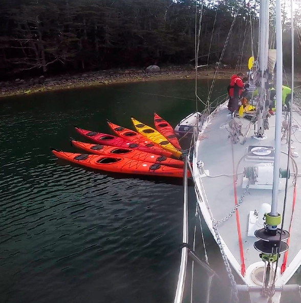 EXPEDIÇÕES NO CANAL BEAGLE NO VELEIRO KSAR Descubra a paradisíaca Terra do Fogo em uma viagem a bordo de um veleiro USHUAIA – Fim do Mundo! Expedições e Logística Combinadas No Veleiro Ksar, nossas navegações vão além do convencional. Nosso veleiro se torna sua base logística para esportes e atividades adicionais, levando você a lugares únicos e inexplorados do Canal Beagle. Imagine praticar esportes de aventura em locais remotos, com nosso veleiro como seu apoio incomparável. Cada expedição é multidimensional, oferecendo experiências que vão além da navegação. Sinta a liberdade de explorar e viva aventuras únicas com o Veleiro Ksar! Navegar no Canal Beagle no Veleiro Ksar Terra do Fogo Ushuaia – Canal Beagle – Argentina Travessias e Atividades de Vela Personalizadas NAVEGAÇÕES Já navegou de veleiro alguma vez? Descubra a magia de navegar a vela conosco no Veleiro Ksar na Terra do Fogo! Com nossas expedições, levaremos você a explorar os cantos mais espetaculares desta região única do mundo, enquanto você se mergulha na tranquilidade e beleza do Canal Beagle. Está pronto para viver uma aventura inesquecível no coração da natureza patagônica? Embarque conosco e deixe que o vento o leve a descobrir novos horizontes que você nunca imaginou viver! Se você já pensou em navegar de veleiro, entre em contato conosco. Responderemos todas as suas dúvidas. Estamos à sua espera!