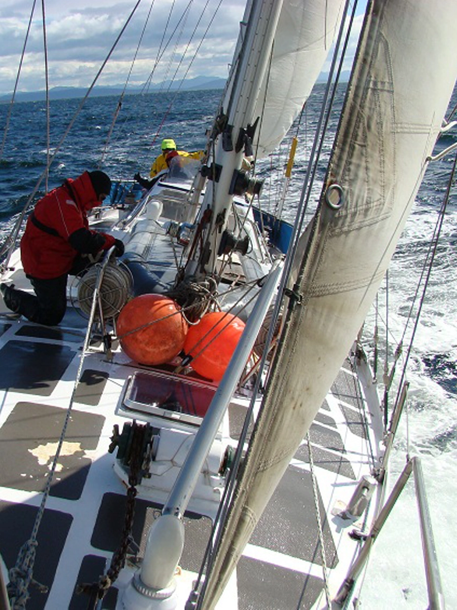 EXPEDIÇÕES NO CANAL BEAGLE NO VELEIRO KSAR Descubra a paradisíaca Terra do Fogo em uma viagem a bordo de um veleiro USHUAIA – Fim do Mundo! Expedições e Logística Combinadas No Veleiro Ksar, nossas navegações vão além do convencional. Nosso veleiro se torna sua base logística para esportes e atividades adicionais, levando você a lugares únicos e inexplorados do Canal Beagle. Imagine praticar esportes de aventura em locais remotos, com nosso veleiro como seu apoio incomparável. Cada expedição é multidimensional, oferecendo experiências que vão além da navegação. Sinta a liberdade de explorar e viva aventuras únicas com o Veleiro Ksar! Navegar no Canal Beagle no Veleiro Ksar Terra do Fogo Ushuaia – Canal Beagle – Argentina Travessias e Atividades de Vela Personalizadas NAVEGAÇÕES Já navegou de veleiro alguma vez? Descubra a magia de navegar a vela conosco no Veleiro Ksar na Terra do Fogo! Com nossas expedições, levaremos você a explorar os cantos mais espetaculares desta região única do mundo, enquanto você se mergulha na tranquilidade e beleza do Canal Beagle. Está pronto para viver uma aventura inesquecível no coração da natureza patagônica? Embarque conosco e deixe que o vento o leve a descobrir novos horizontes que você nunca imaginou viver! Se você já pensou em navegar de veleiro, entre em contato conosco. Responderemos todas as suas dúvidas. Estamos à sua espera!