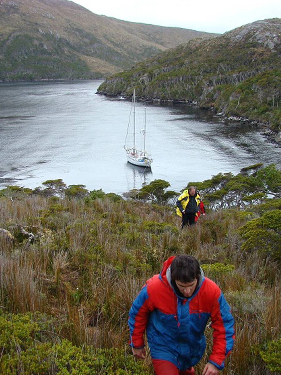 EXPEDIÇÕES NO CANAL BEAGLE NO VELEIRO KSAR Descubra a paradisíaca Terra do Fogo em uma viagem a bordo de um veleiro USHUAIA – Fim do Mundo! Expedições e Logística Combinadas No Veleiro Ksar, nossas navegações vão além do convencional. Nosso veleiro se torna sua base logística para esportes e atividades adicionais, levando você a lugares únicos e inexplorados do Canal Beagle. Imagine praticar esportes de aventura em locais remotos, com nosso veleiro como seu apoio incomparável. Cada expedição é multidimensional, oferecendo experiências que vão além da navegação. Sinta a liberdade de explorar e viva aventuras únicas com o Veleiro Ksar! Navegar no Canal Beagle no Veleiro Ksar Terra do Fogo Ushuaia – Canal Beagle – Argentina Travessias e Atividades de Vela Personalizadas NAVEGAÇÕES Já navegou de veleiro alguma vez? Descubra a magia de navegar a vela conosco no Veleiro Ksar na Terra do Fogo! Com nossas expedições, levaremos você a explorar os cantos mais espetaculares desta região única do mundo, enquanto você se mergulha na tranquilidade e beleza do Canal Beagle. Está pronto para viver uma aventura inesquecível no coração da natureza patagônica? Embarque conosco e deixe que o vento o leve a descobrir novos horizontes que você nunca imaginou viver! Se você já pensou em navegar de veleiro, entre em contato conosco. Responderemos todas as suas dúvidas. Estamos à sua espera!