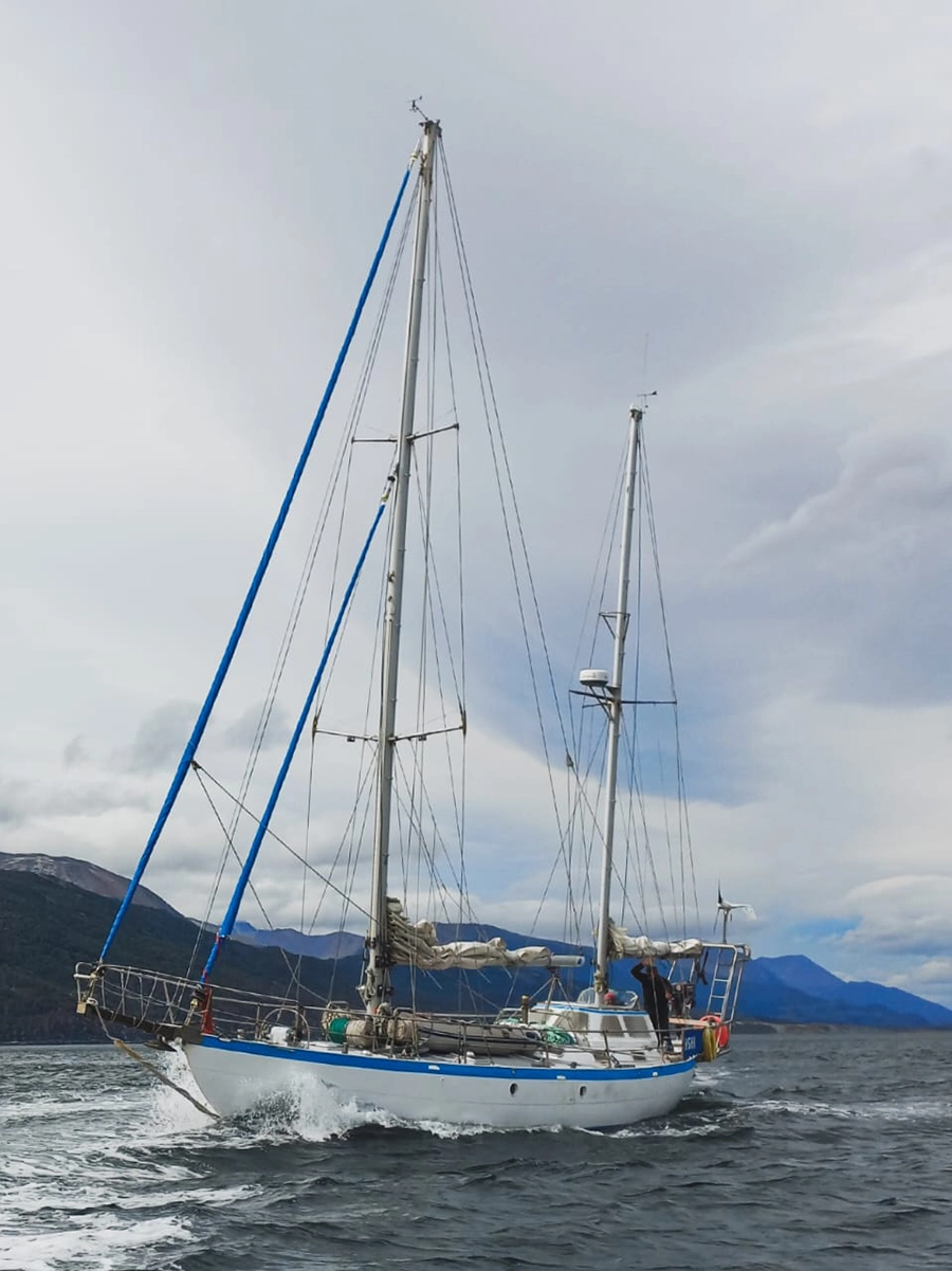 EXPEDIÇÕES NO CANAL BEAGLE NO VELEIRO KSAR Descubra a paradisíaca Terra do Fogo em uma viagem a bordo de um veleiro USHUAIA – Fim do Mundo! Expedições e Logística Combinadas No Veleiro Ksar, nossas navegações vão além do convencional. Nosso veleiro se torna sua base logística para esportes e atividades adicionais, levando você a lugares únicos e inexplorados do Canal Beagle. Imagine praticar esportes de aventura em locais remotos, com nosso veleiro como seu apoio incomparável. Cada expedição é multidimensional, oferecendo experiências que vão além da navegação. Sinta a liberdade de explorar e viva aventuras únicas com o Veleiro Ksar! Navegar no Canal Beagle no Veleiro Ksar Terra do Fogo Ushuaia – Canal Beagle – Argentina Travessias e Atividades de Vela Personalizadas NAVEGAÇÕES Já navegou de veleiro alguma vez? Descubra a magia de navegar a vela conosco no Veleiro Ksar na Terra do Fogo! Com nossas expedições, levaremos você a explorar os cantos mais espetaculares desta região única do mundo, enquanto você se mergulha na tranquilidade e beleza do Canal Beagle. Está pronto para viver uma aventura inesquecível no coração da natureza patagônica? Embarque conosco e deixe que o vento o leve a descobrir novos horizontes que você nunca imaginou viver! Se você já pensou em navegar de veleiro, entre em contato conosco. Responderemos todas as suas dúvidas. Estamos à sua espera!