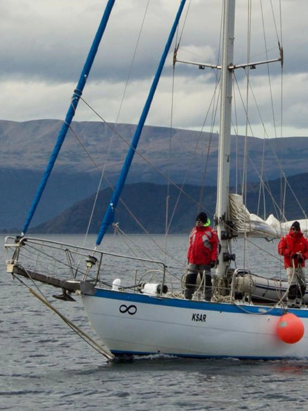 NAVEGAÇÃO NO CANAL BEAGLE Descubra a magia do extremo sul da Patagônia Argentina a bordo do Veleiro Ksar, navegando pelo Canal Beagle em Ushuaia, Fim do Mundo, Terra do Fogo. Esta aventura inesquecível levará você por paisagens impressionantes, garantindo conforto e segurança. Uma Aventura Inesquecível: Embarque em uma experiência única a bordo do Veleiro Ksar, uma embarcação de 40 pés projetada para oferecer uma viagem personalizada e privada ao último confim da Terra. Guiados por especialistas com mais de 30 anos de experiência na região, você mergulhará na história e nos cativantes paisagens da Terra do Fogo. Cada navegação é feita sob medida, garantindo uma exploração intensa e personalizada do desconhecido. Do Que Se Trata: Navegar pelas águas do Canal Beagle é uma experiência cheia de aventura e emoção. A bordo do Veleiro Ksar, você sentirá o vento como seu guia enquanto as vistas panorâmicas o deixam sem fôlego. Desde passeios de um dia inteiro até travessias de 15 dias, oferecemos uma variedade de opções que se adaptam às suas preferências. Durante a travessia, você poderá visitar locais icônicos como a Colônia de Pinguins e a Ilha Martillo, surpreender-se com o Farol Les Éclaireurs e desfrutar das vistas impressionantes das Ilhas Bridges e da baía de Ushuaia. Também exploraremos a Ilha dos Pássaros e a Ilha dos Lobos, onde a abundante vida marinha irá encantá-lo. A aventura continua na Baía de Ushuaia e na Ilha Redonda, onde paisagens deslumbrantes o aguardam, enquanto o Estreito Guaraní levará você por águas cristalinas e montanhas espetaculares. Também visitaremos a remota Ilha Gable e Puerto Almanza, longe da agitação de Ushuaia. Não perca a oportunidade de admirar os imponentes fiordos e glaciares que adornam a costa do Canal Beagle, nem de explorar a enigmática Península Mitre e a mística Ilha dos Estados. Para os mais aventureiros, oferecemos navegações até o lendário Cabo Hornos e visitas a locais menos conhecidos. Sua Viagem, Sua Experiência: Cada navegação é completamente personalizada para atender aos seus desejos e necessidades. Seja você buscando uma experiência exclusiva ou preferindo explorar na companhia de outros, estamos aqui para tornar sua viagem inesquecível. Embarque conosco e descubra a beleza incomparável do Canal Beagle a bordo do Veleiro Ksar. Sua aventura no Fim do Mundo espera por você!