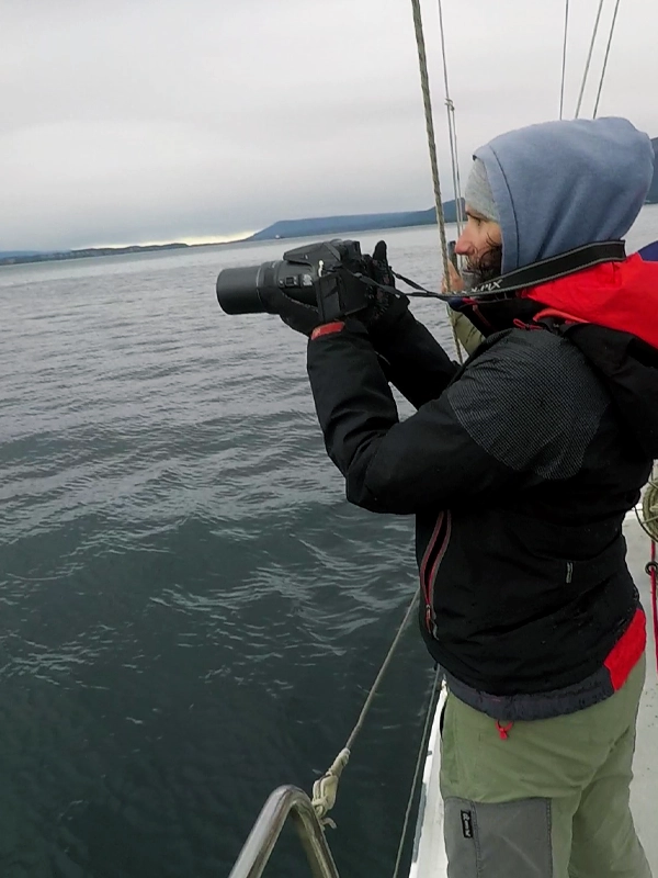 EXPEDIÇÕES NO CANAL BEAGLE NO VELEIRO KSAR Descubra a paradisíaca Terra do Fogo em uma viagem a bordo de um veleiro Ushuaia – Fim do Mundo! Expedições Personalizadas em Veleiro Embarque em expedições emocionantes pelo Canal Beagle com o Veleiro Ksar. Paisagens patagônicas e aventuras inesquecíveis esperam por você em cada viagem no veleiro mais acolhedor de Ushuaia, Terra do Fogo, Argentina. Navegação no Veleiro Ksar Descubra a beleza do Canal Beagle em Ushuaia, Terra do Fogo, Argentina, a bordo do veleiro Ksar. Oferecemos navegações para todos os gostos, pensadas para lhe proporcionar experiências inesquecíveis. Explore nossas opções de cruzeiros curtos, ideais para quem tem pouco tempo, mas deseja aventura. Embarque em 1, 2 ou 3 dias para vivenciar a emoção do mar e contemplar paisagens únicas. Se procura uma experiência mais prolongada, mergulhe nas nossas viagens de 7, 10 ou 15 dias. Descubra a magia do Canal Beagle em um ritmo descontraído, explorando recantos inexplorados e apreciando o pitoresco pôr do sol. Para aqueles que desejam combinar aprendizado e exploração, oferecemos clínicas de cruzeiro à vela de 10 dias. Fortaleça seus conhecimentos de navegação enquanto explora as águas da Patagônia, guiado por nossa experiente equipe. Em cada viagem, o veleiro Ksar proporciona conforto e estilo, transformando sua experiência no mar em uma lembrança inesquecível. Admire a majestade da natureza enquanto navega neste canto único do mundo. Expedições de Vela Ksar Mergulhe nas profundezas do mar com nossas expedições de mergulho personalizadas, explorando a rica biodiversidade subaquática da região. Se preferir a superfície da água, opte pelo caiaque e SUP, desfrutando de vistas panorâmicas enquanto mergulha na serenidade dos arredores. Capture momentos inesquecíveis com nossas expedições fotográficas, onde cada canto do Canal Beagle se torna sua tela. Para os amantes da ciência, as nossas expedições científicas oferecem a oportunidade de contribuir para o conhecimento enquanto exploram este ecossistema único. Se você procura desafios em terra, explore opções de trekking em montanhas pitorescas ou deslize pelo céu com experiências de esqui. Seja qual for a sua escolha, o veleiro Ksar é o seu barco de apoio, garantindo uma logística única e personalizada para organizar a sua aventura. Descubra lugares inexplorados e sonhados para praticar seu esporte de aventura preferido. Com o veleiro Ksar, você chegará a recantos inesperados que o mergulharão na autenticidade da natureza patagônica. Destinos no Veleiro Ksar Embarque na aventura de sua vida com destinos personalizados a bordo do veleiro Ksar, explorando as maravilhas do Canal Beagle em Ushuaia, Terra do Fogo, Argentina. Oferecemos experiências únicas pensadas para satisfazer todos os gostos e desejos de exploração. Descubra a autenticidade de destinos exclusivos como Puerto Almanza, Ilha Redonda e Farol Les Éclaireurs. Navegue pelo enigmático Passo Guarani, explore as Ilhas Pontes e conquiste a majestosa Península Mitre. Mergulhe na mística Ilha de Los Estados e contemple a grandiosidade dos fiordes e geleiras. O veleiro Ksar leva você mais longe, chegando ao icônico Cabo Horn, uma experiência que ficará gravada para sempre na sua memória. Navegue conosco e descubra o conforto no veleiro de expedição mais confortável da Baía de Ushuaia. Nosso modelo Joshua de 40 pés combina elegância e funcionalidade, oferecendo todo o conforto para tornar sua viagem uma experiência única. Cumprimos os mais elevados padrões de segurança náutica, proporcionando-lhe tranquilidade enquanto explora estes locais remotos. Reserve já a sua expedição personalizada e junte-se a nós para descobrir a magia destes destinos únicos no fim do mundo. O veleiro Ksar está pronto para levá-lo numa aventura inesquecível, onde cada destino se torna uma porta para novas emoções.