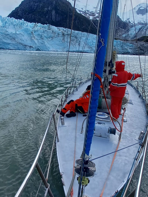 EXPEDIÇÕES NO CANAL BEAGLE NO VELEIRO KSAR Descubra a paradisíaca Terra do Fogo em uma viagem a bordo de um veleiro Ushuaia – Fim do Mundo! Expedições Personalizadas em Veleiro Embarque em expedições emocionantes pelo Canal Beagle com o Veleiro Ksar. Paisagens patagônicas e aventuras inesquecíveis esperam por você em cada viagem no veleiro mais acolhedor de Ushuaia, Terra do Fogo, Argentina. Navegação no Veleiro Ksar Descubra a beleza do Canal Beagle em Ushuaia, Terra do Fogo, Argentina, a bordo do veleiro Ksar. Oferecemos navegações para todos os gostos, pensadas para lhe proporcionar experiências inesquecíveis. Explore nossas opções de cruzeiros curtos, ideais para quem tem pouco tempo, mas deseja aventura. Embarque em 1, 2 ou 3 dias para vivenciar a emoção do mar e contemplar paisagens únicas. Se procura uma experiência mais prolongada, mergulhe nas nossas viagens de 7, 10 ou 15 dias. Descubra a magia do Canal Beagle em um ritmo descontraído, explorando recantos inexplorados e apreciando o pitoresco pôr do sol. Para aqueles que desejam combinar aprendizado e exploração, oferecemos clínicas de cruzeiro à vela de 10 dias. Fortaleça seus conhecimentos de navegação enquanto explora as águas da Patagônia, guiado por nossa experiente equipe. Em cada viagem, o veleiro Ksar proporciona conforto e estilo, transformando sua experiência no mar em uma lembrança inesquecível. Admire a majestade da natureza enquanto navega neste canto único do mundo. Expedições de Vela Ksar Mergulhe nas profundezas do mar com nossas expedições de mergulho personalizadas, explorando a rica biodiversidade subaquática da região. Se preferir a superfície da água, opte pelo caiaque e SUP, desfrutando de vistas panorâmicas enquanto mergulha na serenidade dos arredores. Capture momentos inesquecíveis com nossas expedições fotográficas, onde cada canto do Canal Beagle se torna sua tela. Para os amantes da ciência, as nossas expedições científicas oferecem a oportunidade de contribuir para o conhecimento enquanto exploram este ecossistema único. Se você procura desafios em terra, explore opções de trekking em montanhas pitorescas ou deslize pelo céu com experiências de esqui. Seja qual for a sua escolha, o veleiro Ksar é o seu barco de apoio, garantindo uma logística única e personalizada para organizar a sua aventura. Descubra lugares inexplorados e sonhados para praticar seu esporte de aventura preferido. Com o veleiro Ksar, você chegará a recantos inesperados que o mergulharão na autenticidade da natureza patagônica. Destinos no Veleiro Ksar Embarque na aventura de sua vida com destinos personalizados a bordo do veleiro Ksar, explorando as maravilhas do Canal Beagle em Ushuaia, Terra do Fogo, Argentina. Oferecemos experiências únicas pensadas para satisfazer todos os gostos e desejos de exploração. Descubra a autenticidade de destinos exclusivos como Puerto Almanza, Ilha Redonda e Farol Les Éclaireurs. Navegue pelo enigmático Passo Guarani, explore as Ilhas Pontes e conquiste a majestosa Península Mitre. Mergulhe na mística Ilha de Los Estados e contemple a grandiosidade dos fiordes e geleiras. O veleiro Ksar leva você mais longe, chegando ao icônico Cabo Horn, uma experiência que ficará gravada para sempre na sua memória. Navegue conosco e descubra o conforto no veleiro de expedição mais confortável da Baía de Ushuaia. Nosso modelo Joshua de 40 pés combina elegância e funcionalidade, oferecendo todo o conforto para tornar sua viagem uma experiência única. Cumprimos os mais elevados padrões de segurança náutica, proporcionando-lhe tranquilidade enquanto explora estes locais remotos. Reserve já a sua expedição personalizada e junte-se a nós para descobrir a magia destes destinos únicos no fim do mundo. O veleiro Ksar está pronto para levá-lo numa aventura inesquecível, onde cada destino se torna uma porta para novas emoções.