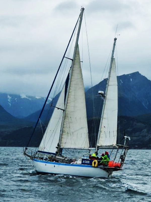 TRAVESSIA FULL DAY NO CANAL BEAGLE O Veleiro Ksar convida você a viver uma emocionante travessia Full Day pelo Canal Beagle, explorando as majestosas paisagens do extremo sul da Patagônia Argentina. Esta experiência única combina aventura e navegação, levando você a descobrir os encantos do fim do mundo em apenas algumas milhas náuticas. Toda a magia do fim do mundo se desdobra a bordo do Veleiro Ksar. Navegar pelo Canal Beagle em Ushuaia, Terra do Fogo, é uma experiência inesquecível que mergulha você em uma fauna única e paisagens que cativam a alma do viajante. Cada jornada a bordo do Ksar se torna uma aventura, desde avistar colônias de pinguins até contemplar imponentes montanhas cobertas de neve. As travessias Full Day oferecem uma amostra vibrante da beleza do local, explorando o fim do mundo de uma maneira única e memorável. Travesias Esportivas Full Day no Canal Beagle A bordo do Veleiro Ksar, o mais confortável para navegações e travessias curtas na Terra do Fogo, oferecemos a oportunidade de descobrir o Canal Beagle de forma íntima e emocionante. Nossas travessias são projetadas para cativar seus sentidos e mergulhá-lo na majestade da paisagem. A partir do conforto do veleiro, explore o extremo sul da Patagônia Argentina em uma viagem que combina aventura e natureza selvagem. Do que se trata? O Veleiro Ksar realiza travessias esportivas Full Day no Canal Beagle, oferecendo uma aventura inesquecível no extremo sul da Patagônia Argentina. A viagem começa às 9:00 horas e se estende até às 18:00 horas, com o capitão e sua tripulação prontos para desafiar o vento e explorar as majestosas paisagens do canal. A primeira parada é a Ilha dos Leões Marinhos, um santuário natural onde os leões marinhos de pelo se erguem como guardiões do mar. Aqui, os navegantes podem contemplar a majestade dessas criaturas em seu habitat natural. Em seguida, o veleiro se dirige ao Farol Les Éclaireurs, uma estrutura imponente de ferro que serve como farol no meio do canal. A partir da água, os navegantes capturam a essência do local em fotografias inesquecíveis, enquanto as aves do canal criam uma sinfonia natural de cores e sons. A travessia continua em direção às Ilhas Bridges, um paraíso oculto entre as águas. Aqui, os visitantes desfrutam de caminhadas curtas e almoços ao ar livre, mergulhando na magia deste canto do mundo e prometendo voltar um dia para continuar explorando seus mistérios. Assim termina este dia de navegação a bordo do Veleiro Ksar, uma epopeia esportiva cheia de aventura e descoberta, onde os limites se desfazem e os sonhos se tornam realidade no vasto e imponente Canal Beagle.