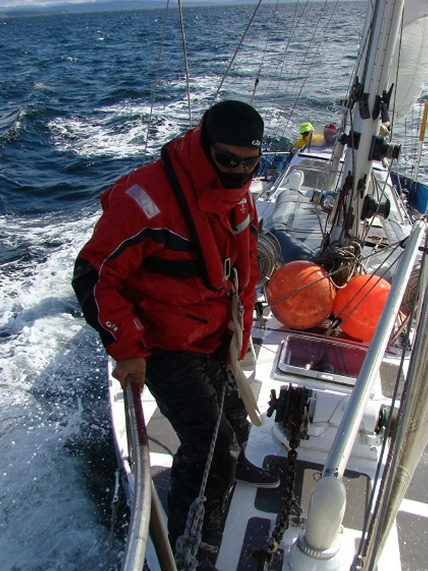 DESTINO CABO HORN Navegação no Veleiro Ksar em direção ao Destino Cabo Horn! O Cabo Horn é o local mais lendário do mundo para todos os amantes da navegação. Navegar ao redor dele em um veleiro é um dos maiores feitos que qualquer marinheiro pode imaginar, dada a enorme dificuldade envolvida na travessia. Situado no ponto mais austral da Terra, o Cabo Horn oferece uma experiência incomparável para aqueles que buscam explorar os mares mais desafiadores. NAVEGAÇÃO A CABO HORN Embarque em uma aventura única com o Veleiro Ksar na Terra do Fogo, navegando em direção ao majestoso Cabo Horn. Desde Ushuaia, desfrute de emocionantes travessias esportivas de ida e volta para essa região lendária, com uma parada exclusiva na bela cidade mais austral do continente americano, Puerto Williams. Viva uma experiência inigualável na Patagônia Chilena, enquanto descobre a natureza selvagem e as paisagens impressionantes deste destino único no mundo. Prepare-se para desafiar os elementos e descobrir a grandeza do Cabo Horn em uma travessia que você nunca esquecerá! INFORMAÇÕES SOBRE O CABO HORN Navegar ao redor do mítico Cabo Horn a bordo do Veleiro Ksar é uma aventura emocionante e desafiadora. Condições climáticas extremas e águas turbulentas fazem desta travessia uma experiência inesquecível para os amantes da navegação esportiva. O Cabo Horn, conhecido também como Kaap Hoorn em neerlandês ou Cape Horn, representa o ponto mais austral da ilha Hornos e do arquipélago da Terra do Fogo. Localizado na região austral do Chile, historicamente foi considerado o ponto mais meridional da América, embora esse título realmente corresponda ao ilhéu Águila nas ilhas Diego Ramírez, também sob domínio chileno. Como um dos três grandes cabos do hemisfério sul, marca o limite norte do Passagem de Drake, conectando os oceanos Pacífico e Atlântico e separando a América da Antártica. O Cabo Horn é o ponto mais austral da terra associado tradicionalmente à América do Sul. Ele está localizado no extremo meridional da ilha Hornos, a mais austral do arquipélago das Ilhas Hermite, parte das ilhas Wollaston (Chile) e da porção chilena do arquipélago da Terra do Fogo. Durante séculos, o Cabo Horn desempenhou um papel crucial nas rotas comerciais marítimas, apesar das condições perigosas que apresenta, incluindo ventos fortes, ondulação e icebergs. No entanto, com a abertura do Canal do Panamá em 1914 e o desenvolvimento de infraestruturas terrestres em outros locais do continente, a navegação mercante ao redor do cabo diminuiu consideravelmente. Atualmente, o cabo é utilizado principalmente por navios de grande porte que não podem passar pelo canal, como porta-aviões ou petroleiros. Navegar em suas águas continua sendo um desafio emocionante para os amantes da vela, com vários eventos esportivos e turísticos aproveitando essa passagem, incluindo importantes regatas de iates como a Vendée Globe. A área ao redor do Cabo Horn é conhecida por suas condições extremas, com ventos conhecidos como os "quarenta rugidores", "cinquenta furiosos" e "sessenta uivantes", além de ondas que podem superar 30 metros na região oeste. A partir de Ushuaia, muitos veleiros em travessias esportivas partem em direção ao Cabo Horn, fazendo escala em Puerto Williams, Ilha Navarino (Chile), para cumprir com as formalidades necessárias. A região, com sua reputação tenebrosa e águas desafiantes, é monitorada pela Armada do Chile, que mantém um posto de vigilância perto do Faro Monumental. Os meses ideais para cruzar o Cabo Horn são dezembro e janeiro, embora as calmarias também sejam comuns, oferecendo oportunidades para visitar a ilha e seu entorno. O ancoradouro em Hornos conta com boias para amarrar os navios, situado em uma baía protegida ao pé de um penhasco. Uma escada permite o acesso ao Posto de Vigias e Sinais, onde pessoal da Armada do Chile monitora a área permanentemente. A navegação esportiva nas águas do Cabo Horn representa um dos maiores desafios para os navegadores. Sua localização extrema no sul, a 56ºS, e sua geografia caracterizada pela escassa presença de terras impõem condições excepcionais. Esses ventos adquirem uma força extraordinária devido ao efeito de funil, canalizando sua intensidade através do Passagem de Drake entre os Andes e a Península Antártica. A paisagem é caracterizada pela ausência total de árvores e uma cobertura vegetal dominada por gramíneas, resultado das constantes chuvas na região. Além disso, o Cabo Horn está exposto aos prejudiciais raios ultravioleta que atravessam o buraco na camada de ozônio, especialmente concentrados na parte mais austral do planeta. Desde que os primeiros europeus se aventuraram pelos mares que rodeiam o Cabo Horn, as descrições de seus perigos têm sido lendárias: ventos furiosos, ondas gigantescas e rochas traiçoeiras. Em tais condições, a menor falha ou qualquer erro mínimo pode levar ao desastre. Nesta parte da província da Terra do Fogo, reconhecida pela Unesco como reserva da biosfera, você poderá presenciar uma diversidade impressionante de vida selvagem. Desde o pinguim de penacho até o patagônico, assim como majestosas aves como o albatroz-real, fazem do Cabo Horn um destino único. Embora desabitado, o cabo abriga um farol, enquanto na ilha Hornos, outro farol e uma pequena estação são lar do vigilante e sua família. Além disso, um monumento em forma de albatroz homenageia os marinheiros que perderam suas vidas na tentativa de alcançar este local emblemático.