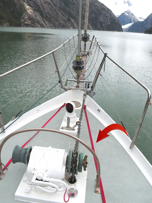 Segurança do Veleiro Ksar O Veleiro Ksar se destaca pela sua segurança a bordo! O Veleiro Ksar: O Barco Mais Seguro para Navegações Austrais na Terra do Fogo. O Veleiro Ksar se destaca como o barco mais seguro para explorações nas águas austrais. Equipado com a mais recente tecnologia em segurança, garante proteção em cada travessia. Além disso, conta com sistemas de comunicação avançados, incluindo internet via satélite Starlink da SpaceX. Seu robusto design de casco de aço e isolamento térmico avançado o tornam ideal para enfrentar os desafios do clima antártico, assegurando uma navegação segura e confortável. Veleiro Ksar e sua Segurança Os elementos de segurança do Veleiro Ksar são cruciais para garantir uma navegação segura em condições extremas. Equipado com coletes salva-vidas infláveis, cintos de segurança, botes salva-vidas e extintores, o Ksar oferece proteção integral. Seu avançado sistema de comunicação, incluindo internet via satélite Starlink, e seu robusto design garantem que a tripulação esteja protegida e conectada o tempo todo, enfrentando com confiança os desafios do clima austral. Coletes Salva-Vidas No Veleiro Ksar, a segurança é primordial, e contamos com dois tipos de coletes salva-vidas para atender a diversas necessidades. Coletes Infláveis Automáticos: Estes coletes são leves e compactos, projetados para se inflar automaticamente ao contato com a água, graças a um cartucho de CO2. Oferecem uma flutuação rápida e efetiva e têm alta visibilidade com cores brilhantes e refletores. São ideais para condições adversas e garantem uma flutuação rápida em emergências. Coletes Salva-Vidas Tradicionais de Espuma: Embora menos compactos, estes coletes proporcionam uma flutuação confiável e constante. Feitos de espuma resistente, oferecem conforto e segurança durante a navegação. São uma opção robusta e efetiva para quem prefere uma solução mais tradicional e sempre visível. Anéis de Flotação Salvavidas de Emergência: Estes anéis estão disponíveis ao longo do veleiro, equipados com linhas de resgate. Estão projetados para serem lançados rapidamente em caso de queda ao água, oferecendo uma flutuação imediata e um ponto de apoio para o resgate. Esses equipamentos garantem que a tripulação do Ksar esteja protegida o tempo todo, proporcionando múltiplas camadas de segurança durante nossas travessias. Balizas e Sinalizadores de Localização O Veleiro Ksar está equipado com um arsenal completo de elementos de segurança para garantir uma navegação segura em condições extremas. Entre eles, destacamos: Balizas de Emergência (EPIRB): Nosso veleiro conta com uma EPIRB (Emergency Position Indicating Radio Beacon) que emite um sinal de emergência para localização precisa em caso de necessidade. Esta baliza garante que possamos ser localizados rapidamente pelos serviços de resgate em qualquer situação crítica. Sinalizadores de Emergência: Bengalas com Paraquedas: Estas bengalas estão projetadas para lançar sinais luminosos do ar, visíveis a grandes distâncias, mesmo em condições adversas. São essenciais para marcar a posição em situações de emergência e facilitar o resgate. Bengalas de Mão: Utilizadas para emitir sinais de emergência visíveis durante o dia e a noite. São fáceis de manusear e fornecem um sinal direto de alerta. Bengalas de Fumaça: Ideais para situações em que é necessária sinalização de emergência em condições de visibilidade limitada, como neblina ou chuva. Geram uma coluna densa de fumaça para visibilidade prolongada. Lanterna de Emergência: Equipado com lanternas de emergência, o Ksar garante que sempre haja uma fonte de luz disponível para navegação noturna ou em condições de baixa visibilidade. Estas lanternas são robustas e confiáveis, garantindo visibilidade e comunicação o tempo todo. Esses equipamentos avançados garantem que o Veleiro Ksar esteja preparado para qualquer emergência, proporcionando múltiplas opções para comunicação e sinalização em situações críticas. Apitos e Linha de Vida de Segurança Apitos de Emergência: Cada membro da tripulação e passageiro a bordo do Ksar tem acesso a apitos de emergência de alta potência. Estes dispositivos são fundamentais para sinalização acústica em caso de emergência, permitindo uma comunicação clara e rápida em condições adversas, como neblina ou tempestade. Sinalizam a ajuda para serem ouvidos a grandes distâncias, facilitando o resgate. Linha de Vida de Segurança e Cintos de Segurança: O Veleiro Ksar está equipado com linha de vida de segurança e cintos de segurança de alta qualidade. Estes sistemas de fixação são indispensáveis para a segurança na coberta, especialmente em condições de mar agitado. Os cintos são projetados para proporcionar conforto e liberdade de movimento, enquanto asseguram a tripulação, evitando quedas ao água. As linhas de vida às quais se prendem os cintos estão instaladas estrategicamente ao longo do veleiro, permitindo deslocamentos seguros em qualquer parte da embarcação. Equipamento de Primeiros Socorros Kit de Primeiros Socorros: Equipado com bandagens, gazes, fitas adesivas, curativos, antissépticos e desinfetantes para tratar cortes e feridas. Também inclui pinças, tesouras e luvas de látex, e talas para imobilizar fraturas. Treinamento e Preparação: A tripulação está treinada em primeiros socorros, garantindo uma resposta rápida e eficaz em emergências médicas. Equipamentos de Proteção Contra Incêndios No Veleiro Ksar, a segurança contra incêndios é essencial. Contamos com quatro extintores estrategicamente localizados e revisados regularmente, garantindo uma resposta rápida e eficaz em caso de emergência. Detector de Gás: Instalados em áreas-chave, esses detectores oferecem uma detecção precoce de gases, proporcionando alertas imediatos para tomar medidas preventivas. Detector de Monóxido de Carbono: Monitoram continuamente o ar, emitindo um alarme se detectarem níveis perigosos desse gás inodoro e potencialmente letal. Esses equipamentos garantem que qualquer ameaça seja detectada e controlada rapidamente, proporcionando tranquilidade e segurança durante nossas travessias em Ushuaia e Terra do Fogo. Bote Salvavidas e Dinghy Auxiliar Bote Salvavidas para 8 Pessoas: Projetado para emergências, nosso bote salva-vidas tem capacidade para 8 pessoas e está equipado com: Facão flutuante, preso ao bote por um cabo Anilha flutuante com corda de 30 metros Caderno de bordo e tabela de ações e instruções Tabela de sinais de salvamento Lanterna estanque com baterias e lâmpada de reserva Espelho de sinais 3 bengalas de sinalização 2 foguetes de sinalização com paraquedas 1 lata de fumaça de sinalização Comprimidos anti-náusea (Biodramina), 6 por pessoa Kit de primeiros socorros Mantas térmicas Âncora de capa com cabo de 30 metros Par de remos flutuantes e desmontáveis Bomba de água flutuante 2 esponjas para remoção de água Inflador de emergência Apito Além disso, conta com: 4 bolsas de lastro para estabilidade Fitas em todo o seu perímetro para facilitar o acesso Degrau inflável para facilitar o acesso Arco inflável com capota fechável com zíper Canalização na capota para coleta de água da chuva ou condensação Luz LED de posição com bateria Piso térmico Dinghy Auxiliar com Motor Fora de Borda: Para tarefas que requerem um bote menor, o Ksar conta com um dinghy auxiliar de 3 metros de comprimento, equipado com um motor fora de borda Yamaha de 5 HP. Este dinghy é ideal para operações como se aproximar da costa, realizar reparos menores e explorar áreas inacessíveis para o veleiro. Sua manobrabilidade e rapidez o tornam uma ferramenta valiosa para diversas atividades. Esses equipamentos reforçam nosso compromisso com a segurança e eficiência, garantindo que o Veleiro Ksar esteja preparado para qualquer situação durante nossas travessias pelos paisagens austrais de Ushuaia e Terra do Fogo. Equipamentos de Comunicação O Veleiro Ksar, o mais seguro de Ushuaia, está equipado com avançados equipamentos de comunicação, essenciais para navegar pelos paisagens inóspitos da Terra do Fogo. Rádios VHF de Emergência: O Ksar conta com quatro rádios VHF de emergência: dois fixos, um no interior do barco e outro no cockpit ao lado do leme, e dois portáteis submersíveis para desembarques em terra. Esses dispositivos permitem manter contato constante com outras embarcações e estações costeiras, facilitando a transmissão de alertas e solicitações de ajuda imediata, garantindo a segurança da tripulação e a eficiência das operações. Sistema de Comunicação via Satélite: Equipado com internet via satélite Starlink da SpaceX, o Ksar garante comunicação constante, mesmo nas áreas mais remotas da Terra do Fogo. Este sistema fornece acesso a e-mails, mensagens instantâneas e dados de navegação, permitindo atualizações em tempo real e comunicação contínua com serviços de emergência e apoio em terra. Sistema de Localização por GPS: O sistema de GPS instalado a bordo permite a navegação precisa e monitoramento contínuo da posição do veleiro. Em caso de emergência, o sistema facilita a localização rápida do Ksar, fornecendo coordenadas exatas para operações de resgate e apoio. Sistema de Monitoramento e Navegação Radar e Sonar: O Ksar está equipado com radar de alta resolução e sonar, essenciais para detectar obstáculos submersos e monitorar condições climáticas adversas. Esses sistemas melhoram a segurança e a precisão durante a navegação em águas remotas e desafiadoras. Equipamento de Navegação e Monitoração: Inclui instrumentos de alta precisão para o controle e monitoramento das condições de navegação, como bússolas, anemômetros e barômetros. Esses dispositivos garantem uma navegação segura e eficiente, ajustando a rota conforme necessário para evitar perigos e otimizar o percurso. Sistema de Alarme e Detecção de Incêndio Sistema de Alarme de Incêndio: Equipado com sensores de fumaça e calor em áreas críticas, o sistema de alarme garante uma resposta rápida em caso de detecção de fumaça ou aumento de temperatura, acionando alarmes sonoros e visuais para alertar a tripulação e permitir a ação imediata. Extintores de Incêndio: Com quatro extintores estrategicamente localizados a bordo, o Ksar está preparado para enfrentar qualquer risco de incêndio. Os extintores são revisados regularmente e são compatíveis com diferentes tipos de incêndios, garantindo uma resposta eficaz e segura. Equipamentos de Segurança Adicionais Máscaras de Respiração e Kits de Oxigênio: O Ksar está equipado com máscaras de respiração e kits de oxigênio para situações de emergência que envolvam fumaça ou falta de oxigênio. Esses equipamentos garantem a proteção respiratória da tripulação e passageiros, assegurando a capacidade de lidar com condições adversas. Roupas e Equipamentos de Proteção: Inclui roupas impermeáveis e quentes, luvas e botas, para proteger a tripulação em condições meteorológicas extremas. Além disso, os equipamentos de proteção garantem o conforto e a segurança durante as operações no mar e a bordo. Com todos esses recursos, o Veleiro Ksar oferece um ambiente seguro e protegido para explorar as paisagens imersivas da Terra do Fogo e além.