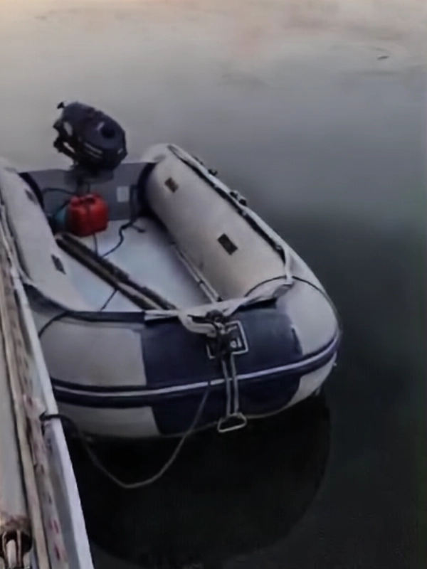 Segurança do Veleiro Ksar O Veleiro Ksar se destaca pela sua segurança a bordo! O Veleiro Ksar: O Barco Mais Seguro para Navegações Austrais na Terra do Fogo. O Veleiro Ksar se destaca como o barco mais seguro para explorações nas águas austrais. Equipado com a mais recente tecnologia em segurança, garante proteção em cada travessia. Além disso, conta com sistemas de comunicação avançados, incluindo internet via satélite Starlink da SpaceX. Seu robusto design de casco de aço e isolamento térmico avançado o tornam ideal para enfrentar os desafios do clima antártico, assegurando uma navegação segura e confortável. Veleiro Ksar e sua Segurança Os elementos de segurança do Veleiro Ksar são cruciais para garantir uma navegação segura em condições extremas. Equipado com coletes salva-vidas infláveis, cintos de segurança, botes salva-vidas e extintores, o Ksar oferece proteção integral. Seu avançado sistema de comunicação, incluindo internet via satélite Starlink, e seu robusto design garantem que a tripulação esteja protegida e conectada o tempo todo, enfrentando com confiança os desafios do clima austral. Coletes Salva-Vidas No Veleiro Ksar, a segurança é primordial, e contamos com dois tipos de coletes salva-vidas para atender a diversas necessidades. Coletes Infláveis Automáticos: Estes coletes são leves e compactos, projetados para se inflar automaticamente ao contato com a água, graças a um cartucho de CO2. Oferecem uma flutuação rápida e efetiva e têm alta visibilidade com cores brilhantes e refletores. São ideais para condições adversas e garantem uma flutuação rápida em emergências. Coletes Salva-Vidas Tradicionais de Espuma: Embora menos compactos, estes coletes proporcionam uma flutuação confiável e constante. Feitos de espuma resistente, oferecem conforto e segurança durante a navegação. São uma opção robusta e efetiva para quem prefere uma solução mais tradicional e sempre visível. Anéis de Flotação Salvavidas de Emergência: Estes anéis estão disponíveis ao longo do veleiro, equipados com linhas de resgate. Estão projetados para serem lançados rapidamente em caso de queda ao água, oferecendo uma flutuação imediata e um ponto de apoio para o resgate. Esses equipamentos garantem que a tripulação do Ksar esteja protegida o tempo todo, proporcionando múltiplas camadas de segurança durante nossas travessias. Balizas e Sinalizadores de Localização O Veleiro Ksar está equipado com um arsenal completo de elementos de segurança para garantir uma navegação segura em condições extremas. Entre eles, destacamos: Balizas de Emergência (EPIRB): Nosso veleiro conta com uma EPIRB (Emergency Position Indicating Radio Beacon) que emite um sinal de emergência para localização precisa em caso de necessidade. Esta baliza garante que possamos ser localizados rapidamente pelos serviços de resgate em qualquer situação crítica. Sinalizadores de Emergência: Bengalas com Paraquedas: Estas bengalas estão projetadas para lançar sinais luminosos do ar, visíveis a grandes distâncias, mesmo em condições adversas. São essenciais para marcar a posição em situações de emergência e facilitar o resgate. Bengalas de Mão: Utilizadas para emitir sinais de emergência visíveis durante o dia e a noite. São fáceis de manusear e fornecem um sinal direto de alerta. Bengalas de Fumaça: Ideais para situações em que é necessária sinalização de emergência em condições de visibilidade limitada, como neblina ou chuva. Geram uma coluna densa de fumaça para visibilidade prolongada. Lanterna de Emergência: Equipado com lanternas de emergência, o Ksar garante que sempre haja uma fonte de luz disponível para navegação noturna ou em condições de baixa visibilidade. Estas lanternas são robustas e confiáveis, garantindo visibilidade e comunicação o tempo todo. Esses equipamentos avançados garantem que o Veleiro Ksar esteja preparado para qualquer emergência, proporcionando múltiplas opções para comunicação e sinalização em situações críticas. Apitos e Linha de Vida de Segurança Apitos de Emergência: Cada membro da tripulação e passageiro a bordo do Ksar tem acesso a apitos de emergência de alta potência. Estes dispositivos são fundamentais para sinalização acústica em caso de emergência, permitindo uma comunicação clara e rápida em condições adversas, como neblina ou tempestade. Sinalizam a ajuda para serem ouvidos a grandes distâncias, facilitando o resgate. Linha de Vida de Segurança e Cintos de Segurança: O Veleiro Ksar está equipado com linha de vida de segurança e cintos de segurança de alta qualidade. Estes sistemas de fixação são indispensáveis para a segurança na coberta, especialmente em condições de mar agitado. Os cintos são projetados para proporcionar conforto e liberdade de movimento, enquanto asseguram a tripulação, evitando quedas ao água. As linhas de vida às quais se prendem os cintos estão instaladas estrategicamente ao longo do veleiro, permitindo deslocamentos seguros em qualquer parte da embarcação. Equipamento de Primeiros Socorros Kit de Primeiros Socorros: Equipado com bandagens, gazes, fitas adesivas, curativos, antissépticos e desinfetantes para tratar cortes e feridas. Também inclui pinças, tesouras e luvas de látex, e talas para imobilizar fraturas. Treinamento e Preparação: A tripulação está treinada em primeiros socorros, garantindo uma resposta rápida e eficaz em emergências médicas. Equipamentos de Proteção Contra Incêndios No Veleiro Ksar, a segurança contra incêndios é essencial. Contamos com quatro extintores estrategicamente localizados e revisados regularmente, garantindo uma resposta rápida e eficaz em caso de emergência. Detector de Gás: Instalados em áreas-chave, esses detectores oferecem uma detecção precoce de gases, proporcionando alertas imediatos para tomar medidas preventivas. Detector de Monóxido de Carbono: Monitoram continuamente o ar, emitindo um alarme se detectarem níveis perigosos desse gás inodoro e potencialmente letal. Esses equipamentos garantem que qualquer ameaça seja detectada e controlada rapidamente, proporcionando tranquilidade e segurança durante nossas travessias em Ushuaia e Terra do Fogo. Bote Salvavidas e Dinghy Auxiliar Bote Salvavidas para 8 Pessoas: Projetado para emergências, nosso bote salva-vidas tem capacidade para 8 pessoas e está equipado com: Facão flutuante, preso ao bote por um cabo Anilha flutuante com corda de 30 metros Caderno de bordo e tabela de ações e instruções Tabela de sinais de salvamento Lanterna estanque com baterias e lâmpada de reserva Espelho de sinais 3 bengalas de sinalização 2 foguetes de sinalização com paraquedas 1 lata de fumaça de sinalização Comprimidos anti-náusea (Biodramina), 6 por pessoa Kit de primeiros socorros Mantas térmicas Âncora de capa com cabo de 30 metros Par de remos flutuantes e desmontáveis Bomba de água flutuante 2 esponjas para remoção de água Inflador de emergência Apito Além disso, conta com: 4 bolsas de lastro para estabilidade Fitas em todo o seu perímetro para facilitar o acesso Degrau inflável para facilitar o acesso Arco inflável com capota fechável com zíper Canalização na capota para coleta de água da chuva ou condensação Luz LED de posição com bateria Piso térmico Dinghy Auxiliar com Motor Fora de Borda: Para tarefas que requerem um bote menor, o Ksar conta com um dinghy auxiliar de 3 metros de comprimento, equipado com um motor fora de borda Yamaha de 5 HP. Este dinghy é ideal para operações como se aproximar da costa, realizar reparos menores e explorar áreas inacessíveis para o veleiro. Sua manobrabilidade e rapidez o tornam uma ferramenta valiosa para diversas atividades. Esses equipamentos reforçam nosso compromisso com a segurança e eficiência, garantindo que o Veleiro Ksar esteja preparado para qualquer situação durante nossas travessias pelos paisagens austrais de Ushuaia e Terra do Fogo. Equipamentos de Comunicação O Veleiro Ksar, o mais seguro de Ushuaia, está equipado com avançados equipamentos de comunicação, essenciais para navegar pelos paisagens inóspitos da Terra do Fogo. Rádios VHF de Emergência: O Ksar conta com quatro rádios VHF de emergência: dois fixos, um no interior do barco e outro no cockpit ao lado do leme, e dois portáteis submersíveis para desembarques em terra. Esses dispositivos permitem manter contato constante com outras embarcações e estações costeiras, facilitando a transmissão de alertas e solicitações de ajuda imediata, garantindo a segurança da tripulação e a eficiência das operações. Sistema de Comunicação via Satélite: Equipado com internet via satélite Starlink da SpaceX, o Ksar garante comunicação constante, mesmo nas áreas mais remotas da Terra do Fogo. Este sistema fornece acesso a e-mails, mensagens instantâneas e dados de navegação, permitindo atualizações em tempo real e comunicação contínua com serviços de emergência e apoio em terra. Sistema de Localização por GPS: O sistema de GPS instalado a bordo permite a navegação precisa e monitoramento contínuo da posição do veleiro. Em caso de emergência, o sistema facilita a localização rápida do Ksar, fornecendo coordenadas exatas para operações de resgate e apoio. Sistema de Monitoramento e Navegação Radar e Sonar: O Ksar está equipado com radar de alta resolução e sonar, essenciais para detectar obstáculos submersos e monitorar condições climáticas adversas. Esses sistemas melhoram a segurança e a precisão durante a navegação em águas remotas e desafiadoras. Equipamento de Navegação e Monitoração: Inclui instrumentos de alta precisão para o controle e monitoramento das condições de navegação, como bússolas, anemômetros e barômetros. Esses dispositivos garantem uma navegação segura e eficiente, ajustando a rota conforme necessário para evitar perigos e otimizar o percurso. Sistema de Alarme e Detecção de Incêndio Sistema de Alarme de Incêndio: Equipado com sensores de fumaça e calor em áreas críticas, o sistema de alarme garante uma resposta rápida em caso de detecção de fumaça ou aumento de temperatura, acionando alarmes sonoros e visuais para alertar a tripulação e permitir a ação imediata. Extintores de Incêndio: Com quatro extintores estrategicamente localizados a bordo, o Ksar está preparado para enfrentar qualquer risco de incêndio. Os extintores são revisados regularmente e são compatíveis com diferentes tipos de incêndios, garantindo uma resposta eficaz e segura. Equipamentos de Segurança Adicionais Máscaras de Respiração e Kits de Oxigênio: O Ksar está equipado com máscaras de respiração e kits de oxigênio para situações de emergência que envolvam fumaça ou falta de oxigênio. Esses equipamentos garantem a proteção respiratória da tripulação e passageiros, assegurando a capacidade de lidar com condições adversas. Roupas e Equipamentos de Proteção: Inclui roupas impermeáveis e quentes, luvas e botas, para proteger a tripulação em condições meteorológicas extremas. Além disso, os equipamentos de proteção garantem o conforto e a segurança durante as operações no mar e a bordo. Com todos esses recursos, o Veleiro Ksar oferece um ambiente seguro e protegido para explorar as paisagens imersivas da Terra do Fogo e além.