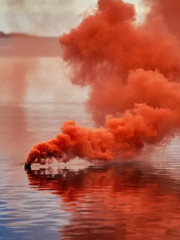 Segurança do Veleiro Ksar O Veleiro Ksar se destaca pela sua segurança a bordo! O Veleiro Ksar: O Barco Mais Seguro para Navegações Austrais na Terra do Fogo. O Veleiro Ksar se destaca como o barco mais seguro para explorações nas águas austrais. Equipado com a mais recente tecnologia em segurança, garante proteção em cada travessia. Além disso, conta com sistemas de comunicação avançados, incluindo internet via satélite Starlink da SpaceX. Seu robusto design de casco de aço e isolamento térmico avançado o tornam ideal para enfrentar os desafios do clima antártico, assegurando uma navegação segura e confortável. Veleiro Ksar e sua Segurança Os elementos de segurança do Veleiro Ksar são cruciais para garantir uma navegação segura em condições extremas. Equipado com coletes salva-vidas infláveis, cintos de segurança, botes salva-vidas e extintores, o Ksar oferece proteção integral. Seu avançado sistema de comunicação, incluindo internet via satélite Starlink, e seu robusto design garantem que a tripulação esteja protegida e conectada o tempo todo, enfrentando com confiança os desafios do clima austral. Coletes Salva-Vidas No Veleiro Ksar, a segurança é primordial, e contamos com dois tipos de coletes salva-vidas para atender a diversas necessidades. Coletes Infláveis Automáticos: Estes coletes são leves e compactos, projetados para se inflar automaticamente ao contato com a água, graças a um cartucho de CO2. Oferecem uma flutuação rápida e efetiva e têm alta visibilidade com cores brilhantes e refletores. São ideais para condições adversas e garantem uma flutuação rápida em emergências. Coletes Salva-Vidas Tradicionais de Espuma: Embora menos compactos, estes coletes proporcionam uma flutuação confiável e constante. Feitos de espuma resistente, oferecem conforto e segurança durante a navegação. São uma opção robusta e efetiva para quem prefere uma solução mais tradicional e sempre visível. Anéis de Flotação Salvavidas de Emergência: Estes anéis estão disponíveis ao longo do veleiro, equipados com linhas de resgate. Estão projetados para serem lançados rapidamente em caso de queda ao água, oferecendo uma flutuação imediata e um ponto de apoio para o resgate. Esses equipamentos garantem que a tripulação do Ksar esteja protegida o tempo todo, proporcionando múltiplas camadas de segurança durante nossas travessias. Balizas e Sinalizadores de Localização O Veleiro Ksar está equipado com um arsenal completo de elementos de segurança para garantir uma navegação segura em condições extremas. Entre eles, destacamos: Balizas de Emergência (EPIRB): Nosso veleiro conta com uma EPIRB (Emergency Position Indicating Radio Beacon) que emite um sinal de emergência para localização precisa em caso de necessidade. Esta baliza garante que possamos ser localizados rapidamente pelos serviços de resgate em qualquer situação crítica. Sinalizadores de Emergência: Bengalas com Paraquedas: Estas bengalas estão projetadas para lançar sinais luminosos do ar, visíveis a grandes distâncias, mesmo em condições adversas. São essenciais para marcar a posição em situações de emergência e facilitar o resgate. Bengalas de Mão: Utilizadas para emitir sinais de emergência visíveis durante o dia e a noite. São fáceis de manusear e fornecem um sinal direto de alerta. Bengalas de Fumaça: Ideais para situações em que é necessária sinalização de emergência em condições de visibilidade limitada, como neblina ou chuva. Geram uma coluna densa de fumaça para visibilidade prolongada. Lanterna de Emergência: Equipado com lanternas de emergência, o Ksar garante que sempre haja uma fonte de luz disponível para navegação noturna ou em condições de baixa visibilidade. Estas lanternas são robustas e confiáveis, garantindo visibilidade e comunicação o tempo todo. Esses equipamentos avançados garantem que o Veleiro Ksar esteja preparado para qualquer emergência, proporcionando múltiplas opções para comunicação e sinalização em situações críticas. Apitos e Linha de Vida de Segurança Apitos de Emergência: Cada membro da tripulação e passageiro a bordo do Ksar tem acesso a apitos de emergência de alta potência. Estes dispositivos são fundamentais para sinalização acústica em caso de emergência, permitindo uma comunicação clara e rápida em condições adversas, como neblina ou tempestade. Sinalizam a ajuda para serem ouvidos a grandes distâncias, facilitando o resgate. Linha de Vida de Segurança e Cintos de Segurança: O Veleiro Ksar está equipado com linha de vida de segurança e cintos de segurança de alta qualidade. Estes sistemas de fixação são indispensáveis para a segurança na coberta, especialmente em condições de mar agitado. Os cintos são projetados para proporcionar conforto e liberdade de movimento, enquanto asseguram a tripulação, evitando quedas ao água. As linhas de vida às quais se prendem os cintos estão instaladas estrategicamente ao longo do veleiro, permitindo deslocamentos seguros em qualquer parte da embarcação. Equipamento de Primeiros Socorros Kit de Primeiros Socorros: Equipado com bandagens, gazes, fitas adesivas, curativos, antissépticos e desinfetantes para tratar cortes e feridas. Também inclui pinças, tesouras e luvas de látex, e talas para imobilizar fraturas. Treinamento e Preparação: A tripulação está treinada em primeiros socorros, garantindo uma resposta rápida e eficaz em emergências médicas. Equipamentos de Proteção Contra Incêndios No Veleiro Ksar, a segurança contra incêndios é essencial. Contamos com quatro extintores estrategicamente localizados e revisados regularmente, garantindo uma resposta rápida e eficaz em caso de emergência. Detector de Gás: Instalados em áreas-chave, esses detectores oferecem uma detecção precoce de gases, proporcionando alertas imediatos para tomar medidas preventivas. Detector de Monóxido de Carbono: Monitoram continuamente o ar, emitindo um alarme se detectarem níveis perigosos desse gás inodoro e potencialmente letal. Esses equipamentos garantem que qualquer ameaça seja detectada e controlada rapidamente, proporcionando tranquilidade e segurança durante nossas travessias em Ushuaia e Terra do Fogo. Bote Salvavidas e Dinghy Auxiliar Bote Salvavidas para 8 Pessoas: Projetado para emergências, nosso bote salva-vidas tem capacidade para 8 pessoas e está equipado com: Facão flutuante, preso ao bote por um cabo Anilha flutuante com corda de 30 metros Caderno de bordo e tabela de ações e instruções Tabela de sinais de salvamento Lanterna estanque com baterias e lâmpada de reserva Espelho de sinais 3 bengalas de sinalização 2 foguetes de sinalização com paraquedas 1 lata de fumaça de sinalização Comprimidos anti-náusea (Biodramina), 6 por pessoa Kit de primeiros socorros Mantas térmicas Âncora de capa com cabo de 30 metros Par de remos flutuantes e desmontáveis Bomba de água flutuante 2 esponjas para remoção de água Inflador de emergência Apito Além disso, conta com: 4 bolsas de lastro para estabilidade Fitas em todo o seu perímetro para facilitar o acesso Degrau inflável para facilitar o acesso Arco inflável com capota fechável com zíper Canalização na capota para coleta de água da chuva ou condensação Luz LED de posição com bateria Piso térmico Dinghy Auxiliar com Motor Fora de Borda: Para tarefas que requerem um bote menor, o Ksar conta com um dinghy auxiliar de 3 metros de comprimento, equipado com um motor fora de borda Yamaha de 5 HP. Este dinghy é ideal para operações como se aproximar da costa, realizar reparos menores e explorar áreas inacessíveis para o veleiro. Sua manobrabilidade e rapidez o tornam uma ferramenta valiosa para diversas atividades. Esses equipamentos reforçam nosso compromisso com a segurança e eficiência, garantindo que o Veleiro Ksar esteja preparado para qualquer situação durante nossas travessias pelos paisagens austrais de Ushuaia e Terra do Fogo. Equipamentos de Comunicação O Veleiro Ksar, o mais seguro de Ushuaia, está equipado com avançados equipamentos de comunicação, essenciais para navegar pelos paisagens inóspitos da Terra do Fogo. Rádios VHF de Emergência: O Ksar conta com quatro rádios VHF de emergência: dois fixos, um no interior do barco e outro no cockpit ao lado do leme, e dois portáteis submersíveis para desembarques em terra. Esses dispositivos permitem manter contato constante com outras embarcações e estações costeiras, facilitando a transmissão de alertas e solicitações de ajuda imediata, garantindo a segurança da tripulação e a eficiência das operações. Sistema de Comunicação via Satélite: Equipado com internet via satélite Starlink da SpaceX, o Ksar garante comunicação constante, mesmo nas áreas mais remotas da Terra do Fogo. Este sistema fornece acesso a e-mails, mensagens instantâneas e dados de navegação, permitindo atualizações em tempo real e comunicação contínua com serviços de emergência e apoio em terra. Sistema de Localização por GPS: O sistema de GPS instalado a bordo permite a navegação precisa e monitoramento contínuo da posição do veleiro. Em caso de emergência, o sistema facilita a localização rápida do Ksar, fornecendo coordenadas exatas para operações de resgate e apoio. Sistema de Monitoramento e Navegação Radar e Sonar: O Ksar está equipado com radar de alta resolução e sonar, essenciais para detectar obstáculos submersos e monitorar condições climáticas adversas. Esses sistemas melhoram a segurança e a precisão durante a navegação em águas remotas e desafiadoras. Equipamento de Navegação e Monitoração: Inclui instrumentos de alta precisão para o controle e monitoramento das condições de navegação, como bússolas, anemômetros e barômetros. Esses dispositivos garantem uma navegação segura e eficiente, ajustando a rota conforme necessário para evitar perigos e otimizar o percurso. Sistema de Alarme e Detecção de Incêndio Sistema de Alarme de Incêndio: Equipado com sensores de fumaça e calor em áreas críticas, o sistema de alarme garante uma resposta rápida em caso de detecção de fumaça ou aumento de temperatura, acionando alarmes sonoros e visuais para alertar a tripulação e permitir a ação imediata. Extintores de Incêndio: Com quatro extintores estrategicamente localizados a bordo, o Ksar está preparado para enfrentar qualquer risco de incêndio. Os extintores são revisados regularmente e são compatíveis com diferentes tipos de incêndios, garantindo uma resposta eficaz e segura. Equipamentos de Segurança Adicionais Máscaras de Respiração e Kits de Oxigênio: O Ksar está equipado com máscaras de respiração e kits de oxigênio para situações de emergência que envolvam fumaça ou falta de oxigênio. Esses equipamentos garantem a proteção respiratória da tripulação e passageiros, assegurando a capacidade de lidar com condições adversas. Roupas e Equipamentos de Proteção: Inclui roupas impermeáveis e quentes, luvas e botas, para proteger a tripulação em condições meteorológicas extremas. Além disso, os equipamentos de proteção garantem o conforto e a segurança durante as operações no mar e a bordo. Com todos esses recursos, o Veleiro Ksar oferece um ambiente seguro e protegido para explorar as paisagens imersivas da Terra do Fogo e além.