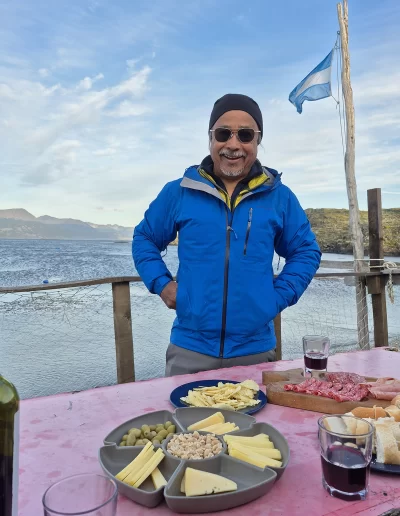 Excursões a Bordo do Veleiro Ksar – Ushuaia, Tierra do Fogo Descubra as incríveis experiências de navegação no Canal Beagle com o veleiro Ksar, o barco mais aconchegante e seguro para explorar o “Fim do Mundo”. Oferecemos diversas excursões e expedições personalizadas para todos os gostos, unindo aventura, conforto e contato direto com a natureza patagônica. Navegação Full Day pelo Canal Beagle Embarque em uma travessia inesquecível de 6 horas pelo Canal Beagle, explorando paisagens deslumbrantes da Baía de Ushuaia e da Tierra do Fogo. Navegue a bordo do veleiro Ksar em uma aventura à vela para observar lobos-marinhos, aves marinhas e o icônico Farol Les Éclaireurs. Inclui um trekking e almoço a bordo nas belas Ilhas Bridges, garantindo uma imersão completa na natureza local. Duração: 6 horas Destaques: Lobos-marinhos, aves, Farol Les Éclaireurs, trekking, almoço a bordo Vagas limitadas – navegação personalizada Navegação Noturna no Veleiro Ksar Viva a experiência única de passar uma noite navegando pelo Canal Beagle. Partimos de Ushuaia em direção aos destinos mais extraordinários, como a Ilha dos Lobos, o Farol Les Éclaireurs e as Ilhas Bridges. Desfrute de um dia completo de navegação com paisagens impressionantes, seguido de jantar sob as estrelas e pernoite em um ambiente mágico nas Ilhas Bridges. Acorde com um nascer do sol espetacular no Canal Beagle e conecte-se profundamente com a natureza da Tierra do Fogo. Inclui: jantar, café da manhã e bebidas Experiência única, vagas limitadas – navegação personalizada Expedição Paso Guaraní – Almanza (3 dias / 2 noites) Explore o “Fim do Mundo” em uma expedição completa de 3 dias e 2 noites a bordo do veleiro Ksar. Saindo de Ushuaia, navegue até a Ilha dos Lobos, o Farol Les Éclaireurs e as Ilhas Bridges, com avistamentos incríveis de lobos-marinhos, pinguins e aves locais. Aventure-se em trekkings emocionantes e desfrute de jantares sob um céu estrelado patagônico. Todas as refeições e bebidas estão incluídas, e nosso dedicado time garante uma experiência confortável e segura. Ideal para: aventureiros e amantes da natureza Possibilidade de retorno por terra, visitando a Rota dos Lagos e pontos icônicos da Rota 3 Expedições Personalizadas em Veleiro Oferecemos expedições sob medida para que você possa explorar o Canal Beagle e seus arredores de acordo com suas preferências. São opções para todos os níveis e interesses: travessias curtas de 1 a 3 dias, expedições mais longas de até 15 dias e até clínicas de vela para aprender e aperfeiçoar suas habilidades enquanto navega por águas patagônicas. Atividades Complementares Além da navegação, o veleiro Ksar apoia atividades como mergulho, kayak, stand-up paddle, fotografia e trekking, garantindo uma logística exclusiva para seu esporte ou hobby favorito. Também realizamos expedições científicas para contribuir com o conhecimento do ecossistema local. Destinos Exclusivos Explore lugares únicos como Puerto Almanza, Isla Redonda, Farol Les Éclaireurs, Paso Guaraní, Islas Bridges, Península Mitre, Isla de los Estados, fiordes e glaciares, até chegar ao emblemático Cabo de Hornos. O veleiro Ksar, modelo Joshua de 40 pés, combina elegância e conforto, equipado com as melhores condições de segurança para que sua aventura seja tranquila e inesquecível. Reserve sua viagem agora e viva uma experiência única no Canal Beagle a bordo do veleiro Ksar, o seu melhor companheiro para descobrir a magia e a beleza do Fin do Mundo!