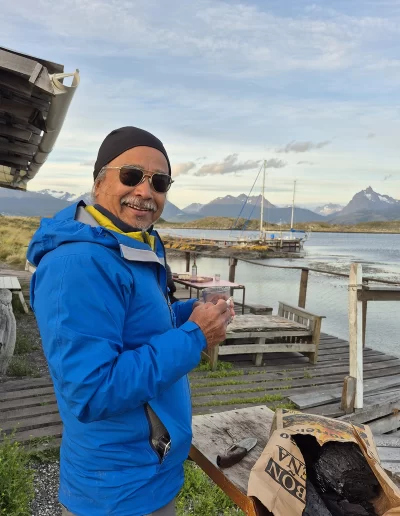 Excursões a Bordo do Veleiro Ksar – Ushuaia, Tierra do Fogo Descubra as incríveis experiências de navegação no Canal Beagle com o veleiro Ksar, o barco mais aconchegante e seguro para explorar o “Fim do Mundo”. Oferecemos diversas excursões e expedições personalizadas para todos os gostos, unindo aventura, conforto e contato direto com a natureza patagônica. Navegação Full Day pelo Canal Beagle Embarque em uma travessia inesquecível de 6 horas pelo Canal Beagle, explorando paisagens deslumbrantes da Baía de Ushuaia e da Tierra do Fogo. Navegue a bordo do veleiro Ksar em uma aventura à vela para observar lobos-marinhos, aves marinhas e o icônico Farol Les Éclaireurs. Inclui um trekking e almoço a bordo nas belas Ilhas Bridges, garantindo uma imersão completa na natureza local. Duração: 6 horas Destaques: Lobos-marinhos, aves, Farol Les Éclaireurs, trekking, almoço a bordo Vagas limitadas – navegação personalizada Navegação Noturna no Veleiro Ksar Viva a experiência única de passar uma noite navegando pelo Canal Beagle. Partimos de Ushuaia em direção aos destinos mais extraordinários, como a Ilha dos Lobos, o Farol Les Éclaireurs e as Ilhas Bridges. Desfrute de um dia completo de navegação com paisagens impressionantes, seguido de jantar sob as estrelas e pernoite em um ambiente mágico nas Ilhas Bridges. Acorde com um nascer do sol espetacular no Canal Beagle e conecte-se profundamente com a natureza da Tierra do Fogo. Inclui: jantar, café da manhã e bebidas Experiência única, vagas limitadas – navegação personalizada Expedição Paso Guaraní – Almanza (3 dias / 2 noites) Explore o “Fim do Mundo” em uma expedição completa de 3 dias e 2 noites a bordo do veleiro Ksar. Saindo de Ushuaia, navegue até a Ilha dos Lobos, o Farol Les Éclaireurs e as Ilhas Bridges, com avistamentos incríveis de lobos-marinhos, pinguins e aves locais. Aventure-se em trekkings emocionantes e desfrute de jantares sob um céu estrelado patagônico. Todas as refeições e bebidas estão incluídas, e nosso dedicado time garante uma experiência confortável e segura. Ideal para: aventureiros e amantes da natureza Possibilidade de retorno por terra, visitando a Rota dos Lagos e pontos icônicos da Rota 3 Expedições Personalizadas em Veleiro Oferecemos expedições sob medida para que você possa explorar o Canal Beagle e seus arredores de acordo com suas preferências. São opções para todos os níveis e interesses: travessias curtas de 1 a 3 dias, expedições mais longas de até 15 dias e até clínicas de vela para aprender e aperfeiçoar suas habilidades enquanto navega por águas patagônicas. Atividades Complementares Além da navegação, o veleiro Ksar apoia atividades como mergulho, kayak, stand-up paddle, fotografia e trekking, garantindo uma logística exclusiva para seu esporte ou hobby favorito. Também realizamos expedições científicas para contribuir com o conhecimento do ecossistema local. Destinos Exclusivos Explore lugares únicos como Puerto Almanza, Isla Redonda, Farol Les Éclaireurs, Paso Guaraní, Islas Bridges, Península Mitre, Isla de los Estados, fiordes e glaciares, até chegar ao emblemático Cabo de Hornos. O veleiro Ksar, modelo Joshua de 40 pés, combina elegância e conforto, equipado com as melhores condições de segurança para que sua aventura seja tranquila e inesquecível. Reserve sua viagem agora e viva uma experiência única no Canal Beagle a bordo do veleiro Ksar, o seu melhor companheiro para descobrir a magia e a beleza do Fin do Mundo!