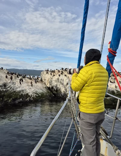 Excursões a Bordo do Veleiro Ksar – Ushuaia, Tierra do Fogo Descubra as incríveis experiências de navegação no Canal Beagle com o veleiro Ksar, o barco mais aconchegante e seguro para explorar o “Fim do Mundo”. Oferecemos diversas excursões e expedições personalizadas para todos os gostos, unindo aventura, conforto e contato direto com a natureza patagônica. Navegação Full Day pelo Canal Beagle Embarque em uma travessia inesquecível de 6 horas pelo Canal Beagle, explorando paisagens deslumbrantes da Baía de Ushuaia e da Tierra do Fogo. Navegue a bordo do veleiro Ksar em uma aventura à vela para observar lobos-marinhos, aves marinhas e o icônico Farol Les Éclaireurs. Inclui um trekking e almoço a bordo nas belas Ilhas Bridges, garantindo uma imersão completa na natureza local. Duração: 6 horas Destaques: Lobos-marinhos, aves, Farol Les Éclaireurs, trekking, almoço a bordo Vagas limitadas – navegação personalizada Navegação Noturna no Veleiro Ksar Viva a experiência única de passar uma noite navegando pelo Canal Beagle. Partimos de Ushuaia em direção aos destinos mais extraordinários, como a Ilha dos Lobos, o Farol Les Éclaireurs e as Ilhas Bridges. Desfrute de um dia completo de navegação com paisagens impressionantes, seguido de jantar sob as estrelas e pernoite em um ambiente mágico nas Ilhas Bridges. Acorde com um nascer do sol espetacular no Canal Beagle e conecte-se profundamente com a natureza da Tierra do Fogo. Inclui: jantar, café da manhã e bebidas Experiência única, vagas limitadas – navegação personalizada Expedição Paso Guaraní – Almanza (3 dias / 2 noites) Explore o “Fim do Mundo” em uma expedição completa de 3 dias e 2 noites a bordo do veleiro Ksar. Saindo de Ushuaia, navegue até a Ilha dos Lobos, o Farol Les Éclaireurs e as Ilhas Bridges, com avistamentos incríveis de lobos-marinhos, pinguins e aves locais. Aventure-se em trekkings emocionantes e desfrute de jantares sob um céu estrelado patagônico. Todas as refeições e bebidas estão incluídas, e nosso dedicado time garante uma experiência confortável e segura. Ideal para: aventureiros e amantes da natureza Possibilidade de retorno por terra, visitando a Rota dos Lagos e pontos icônicos da Rota 3 Expedições Personalizadas em Veleiro Oferecemos expedições sob medida para que você possa explorar o Canal Beagle e seus arredores de acordo com suas preferências. São opções para todos os níveis e interesses: travessias curtas de 1 a 3 dias, expedições mais longas de até 15 dias e até clínicas de vela para aprender e aperfeiçoar suas habilidades enquanto navega por águas patagônicas. Atividades Complementares Além da navegação, o veleiro Ksar apoia atividades como mergulho, kayak, stand-up paddle, fotografia e trekking, garantindo uma logística exclusiva para seu esporte ou hobby favorito. Também realizamos expedições científicas para contribuir com o conhecimento do ecossistema local. Destinos Exclusivos Explore lugares únicos como Puerto Almanza, Isla Redonda, Farol Les Éclaireurs, Paso Guaraní, Islas Bridges, Península Mitre, Isla de los Estados, fiordes e glaciares, até chegar ao emblemático Cabo de Hornos. O veleiro Ksar, modelo Joshua de 40 pés, combina elegância e conforto, equipado com as melhores condições de segurança para que sua aventura seja tranquila e inesquecível. Reserve sua viagem agora e viva uma experiência única no Canal Beagle a bordo do veleiro Ksar, o seu melhor companheiro para descobrir a magia e a beleza do Fin do Mundo!