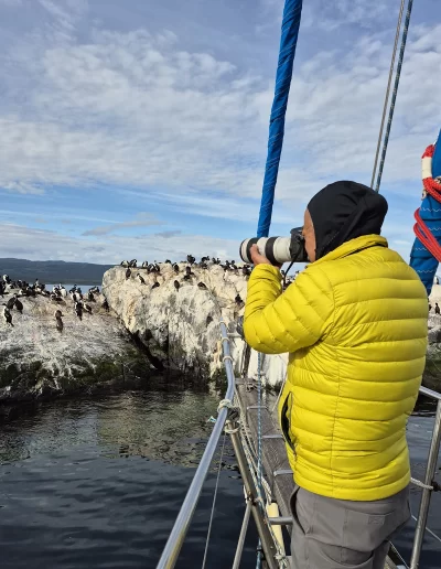 Excursões a Bordo do Veleiro Ksar – Ushuaia, Tierra do Fogo Descubra as incríveis experiências de navegação no Canal Beagle com o veleiro Ksar, o barco mais aconchegante e seguro para explorar o “Fim do Mundo”. Oferecemos diversas excursões e expedições personalizadas para todos os gostos, unindo aventura, conforto e contato direto com a natureza patagônica. Navegação Full Day pelo Canal Beagle Embarque em uma travessia inesquecível de 6 horas pelo Canal Beagle, explorando paisagens deslumbrantes da Baía de Ushuaia e da Tierra do Fogo. Navegue a bordo do veleiro Ksar em uma aventura à vela para observar lobos-marinhos, aves marinhas e o icônico Farol Les Éclaireurs. Inclui um trekking e almoço a bordo nas belas Ilhas Bridges, garantindo uma imersão completa na natureza local. Duração: 6 horas Destaques: Lobos-marinhos, aves, Farol Les Éclaireurs, trekking, almoço a bordo Vagas limitadas – navegação personalizada Navegação Noturna no Veleiro Ksar Viva a experiência única de passar uma noite navegando pelo Canal Beagle. Partimos de Ushuaia em direção aos destinos mais extraordinários, como a Ilha dos Lobos, o Farol Les Éclaireurs e as Ilhas Bridges. Desfrute de um dia completo de navegação com paisagens impressionantes, seguido de jantar sob as estrelas e pernoite em um ambiente mágico nas Ilhas Bridges. Acorde com um nascer do sol espetacular no Canal Beagle e conecte-se profundamente com a natureza da Tierra do Fogo. Inclui: jantar, café da manhã e bebidas Experiência única, vagas limitadas – navegação personalizada Expedição Paso Guaraní – Almanza (3 dias / 2 noites) Explore o “Fim do Mundo” em uma expedição completa de 3 dias e 2 noites a bordo do veleiro Ksar. Saindo de Ushuaia, navegue até a Ilha dos Lobos, o Farol Les Éclaireurs e as Ilhas Bridges, com avistamentos incríveis de lobos-marinhos, pinguins e aves locais. Aventure-se em trekkings emocionantes e desfrute de jantares sob um céu estrelado patagônico. Todas as refeições e bebidas estão incluídas, e nosso dedicado time garante uma experiência confortável e segura. Ideal para: aventureiros e amantes da natureza Possibilidade de retorno por terra, visitando a Rota dos Lagos e pontos icônicos da Rota 3 Expedições Personalizadas em Veleiro Oferecemos expedições sob medida para que você possa explorar o Canal Beagle e seus arredores de acordo com suas preferências. São opções para todos os níveis e interesses: travessias curtas de 1 a 3 dias, expedições mais longas de até 15 dias e até clínicas de vela para aprender e aperfeiçoar suas habilidades enquanto navega por águas patagônicas. Atividades Complementares Além da navegação, o veleiro Ksar apoia atividades como mergulho, kayak, stand-up paddle, fotografia e trekking, garantindo uma logística exclusiva para seu esporte ou hobby favorito. Também realizamos expedições científicas para contribuir com o conhecimento do ecossistema local. Destinos Exclusivos Explore lugares únicos como Puerto Almanza, Isla Redonda, Farol Les Éclaireurs, Paso Guaraní, Islas Bridges, Península Mitre, Isla de los Estados, fiordes e glaciares, até chegar ao emblemático Cabo de Hornos. O veleiro Ksar, modelo Joshua de 40 pés, combina elegância e conforto, equipado com as melhores condições de segurança para que sua aventura seja tranquila e inesquecível. Reserve sua viagem agora e viva uma experiência única no Canal Beagle a bordo do veleiro Ksar, o seu melhor companheiro para descobrir a magia e a beleza do Fin do Mundo!