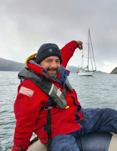 Excursões a Bordo do Veleiro Ksar – Ushuaia, Tierra do Fogo Descubra as incríveis experiências de navegação no Canal Beagle com o veleiro Ksar, o barco mais aconchegante e seguro para explorar o “Fim do Mundo”. Oferecemos diversas excursões e expedições personalizadas para todos os gostos, unindo aventura, conforto e contato direto com a natureza patagônica. Navegação Full Day pelo Canal Beagle Embarque em uma travessia inesquecível de 6 horas pelo Canal Beagle, explorando paisagens deslumbrantes da Baía de Ushuaia e da Tierra do Fogo. Navegue a bordo do veleiro Ksar em uma aventura à vela para observar lobos-marinhos, aves marinhas e o icônico Farol Les Éclaireurs. Inclui um trekking e almoço a bordo nas belas Ilhas Bridges, garantindo uma imersão completa na natureza local. Duração: 6 horas Destaques: Lobos-marinhos, aves, Farol Les Éclaireurs, trekking, almoço a bordo Vagas limitadas – navegação personalizada Navegação Noturna no Veleiro Ksar Viva a experiência única de passar uma noite navegando pelo Canal Beagle. Partimos de Ushuaia em direção aos destinos mais extraordinários, como a Ilha dos Lobos, o Farol Les Éclaireurs e as Ilhas Bridges. Desfrute de um dia completo de navegação com paisagens impressionantes, seguido de jantar sob as estrelas e pernoite em um ambiente mágico nas Ilhas Bridges. Acorde com um nascer do sol espetacular no Canal Beagle e conecte-se profundamente com a natureza da Tierra do Fogo. Inclui: jantar, café da manhã e bebidas Experiência única, vagas limitadas – navegação personalizada Expedição Paso Guaraní – Almanza (3 dias / 2 noites) Explore o “Fim do Mundo” em uma expedição completa de 3 dias e 2 noites a bordo do veleiro Ksar. Saindo de Ushuaia, navegue até a Ilha dos Lobos, o Farol Les Éclaireurs e as Ilhas Bridges, com avistamentos incríveis de lobos-marinhos, pinguins e aves locais. Aventure-se em trekkings emocionantes e desfrute de jantares sob um céu estrelado patagônico. Todas as refeições e bebidas estão incluídas, e nosso dedicado time garante uma experiência confortável e segura. Ideal para: aventureiros e amantes da natureza Possibilidade de retorno por terra, visitando a Rota dos Lagos e pontos icônicos da Rota 3 Expedições Personalizadas em Veleiro Oferecemos expedições sob medida para que você possa explorar o Canal Beagle e seus arredores de acordo com suas preferências. São opções para todos os níveis e interesses: travessias curtas de 1 a 3 dias, expedições mais longas de até 15 dias e até clínicas de vela para aprender e aperfeiçoar suas habilidades enquanto navega por águas patagônicas. Atividades Complementares Além da navegação, o veleiro Ksar apoia atividades como mergulho, kayak, stand-up paddle, fotografia e trekking, garantindo uma logística exclusiva para seu esporte ou hobby favorito. Também realizamos expedições científicas para contribuir com o conhecimento do ecossistema local. Destinos Exclusivos Explore lugares únicos como Puerto Almanza, Isla Redonda, Farol Les Éclaireurs, Paso Guaraní, Islas Bridges, Península Mitre, Isla de los Estados, fiordes e glaciares, até chegar ao emblemático Cabo de Hornos. O veleiro Ksar, modelo Joshua de 40 pés, combina elegância e conforto, equipado com as melhores condições de segurança para que sua aventura seja tranquila e inesquecível. Reserve sua viagem agora e viva uma experiência única no Canal Beagle a bordo do veleiro Ksar, o seu melhor companheiro para descobrir a magia e a beleza do Fin do Mundo!