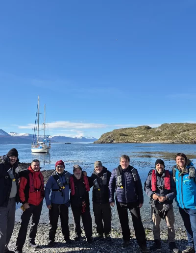 Excursões a Bordo do Veleiro Ksar – Ushuaia, Tierra do Fogo Descubra as incríveis experiências de navegação no Canal Beagle com o veleiro Ksar, o barco mais aconchegante e seguro para explorar o “Fim do Mundo”. Oferecemos diversas excursões e expedições personalizadas para todos os gostos, unindo aventura, conforto e contato direto com a natureza patagônica. Navegação Full Day pelo Canal Beagle Embarque em uma travessia inesquecível de 6 horas pelo Canal Beagle, explorando paisagens deslumbrantes da Baía de Ushuaia e da Tierra do Fogo. Navegue a bordo do veleiro Ksar em uma aventura à vela para observar lobos-marinhos, aves marinhas e o icônico Farol Les Éclaireurs. Inclui um trekking e almoço a bordo nas belas Ilhas Bridges, garantindo uma imersão completa na natureza local. Duração: 6 horas Destaques: Lobos-marinhos, aves, Farol Les Éclaireurs, trekking, almoço a bordo Vagas limitadas – navegação personalizada Navegação Noturna no Veleiro Ksar Viva a experiência única de passar uma noite navegando pelo Canal Beagle. Partimos de Ushuaia em direção aos destinos mais extraordinários, como a Ilha dos Lobos, o Farol Les Éclaireurs e as Ilhas Bridges. Desfrute de um dia completo de navegação com paisagens impressionantes, seguido de jantar sob as estrelas e pernoite em um ambiente mágico nas Ilhas Bridges. Acorde com um nascer do sol espetacular no Canal Beagle e conecte-se profundamente com a natureza da Tierra do Fogo. Inclui: jantar, café da manhã e bebidas Experiência única, vagas limitadas – navegação personalizada Expedição Paso Guaraní – Almanza (3 dias / 2 noites) Explore o “Fim do Mundo” em uma expedição completa de 3 dias e 2 noites a bordo do veleiro Ksar. Saindo de Ushuaia, navegue até a Ilha dos Lobos, o Farol Les Éclaireurs e as Ilhas Bridges, com avistamentos incríveis de lobos-marinhos, pinguins e aves locais. Aventure-se em trekkings emocionantes e desfrute de jantares sob um céu estrelado patagônico. Todas as refeições e bebidas estão incluídas, e nosso dedicado time garante uma experiência confortável e segura. Ideal para: aventureiros e amantes da natureza Possibilidade de retorno por terra, visitando a Rota dos Lagos e pontos icônicos da Rota 3 Expedições Personalizadas em Veleiro Oferecemos expedições sob medida para que você possa explorar o Canal Beagle e seus arredores de acordo com suas preferências. São opções para todos os níveis e interesses: travessias curtas de 1 a 3 dias, expedições mais longas de até 15 dias e até clínicas de vela para aprender e aperfeiçoar suas habilidades enquanto navega por águas patagônicas. Atividades Complementares Além da navegação, o veleiro Ksar apoia atividades como mergulho, kayak, stand-up paddle, fotografia e trekking, garantindo uma logística exclusiva para seu esporte ou hobby favorito. Também realizamos expedições científicas para contribuir com o conhecimento do ecossistema local. Destinos Exclusivos Explore lugares únicos como Puerto Almanza, Isla Redonda, Farol Les Éclaireurs, Paso Guaraní, Islas Bridges, Península Mitre, Isla de los Estados, fiordes e glaciares, até chegar ao emblemático Cabo de Hornos. O veleiro Ksar, modelo Joshua de 40 pés, combina elegância e conforto, equipado com as melhores condições de segurança para que sua aventura seja tranquila e inesquecível. Reserve sua viagem agora e viva uma experiência única no Canal Beagle a bordo do veleiro Ksar, o seu melhor companheiro para descobrir a magia e a beleza do Fin do Mundo!