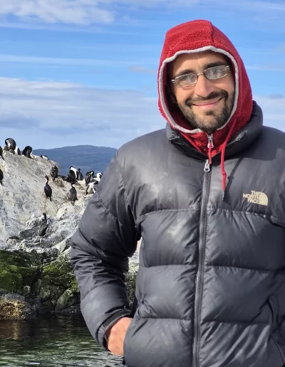 Excursões a Bordo do Veleiro Ksar – Ushuaia, Tierra do Fogo Descubra as incríveis experiências de navegação no Canal Beagle com o veleiro Ksar, o barco mais aconchegante e seguro para explorar o “Fim do Mundo”. Oferecemos diversas excursões e expedições personalizadas para todos os gostos, unindo aventura, conforto e contato direto com a natureza patagônica. Navegação Full Day pelo Canal Beagle Embarque em uma travessia inesquecível de 6 horas pelo Canal Beagle, explorando paisagens deslumbrantes da Baía de Ushuaia e da Tierra do Fogo. Navegue a bordo do veleiro Ksar em uma aventura à vela para observar lobos-marinhos, aves marinhas e o icônico Farol Les Éclaireurs. Inclui um trekking e almoço a bordo nas belas Ilhas Bridges, garantindo uma imersão completa na natureza local. Duração: 6 horas Destaques: Lobos-marinhos, aves, Farol Les Éclaireurs, trekking, almoço a bordo Vagas limitadas – navegação personalizada Navegação Noturna no Veleiro Ksar Viva a experiência única de passar uma noite navegando pelo Canal Beagle. Partimos de Ushuaia em direção aos destinos mais extraordinários, como a Ilha dos Lobos, o Farol Les Éclaireurs e as Ilhas Bridges. Desfrute de um dia completo de navegação com paisagens impressionantes, seguido de jantar sob as estrelas e pernoite em um ambiente mágico nas Ilhas Bridges. Acorde com um nascer do sol espetacular no Canal Beagle e conecte-se profundamente com a natureza da Tierra do Fogo. Inclui: jantar, café da manhã e bebidas Experiência única, vagas limitadas – navegação personalizada Expedição Paso Guaraní – Almanza (3 dias / 2 noites) Explore o “Fim do Mundo” em uma expedição completa de 3 dias e 2 noites a bordo do veleiro Ksar. Saindo de Ushuaia, navegue até a Ilha dos Lobos, o Farol Les Éclaireurs e as Ilhas Bridges, com avistamentos incríveis de lobos-marinhos, pinguins e aves locais. Aventure-se em trekkings emocionantes e desfrute de jantares sob um céu estrelado patagônico. Todas as refeições e bebidas estão incluídas, e nosso dedicado time garante uma experiência confortável e segura. Ideal para: aventureiros e amantes da natureza Possibilidade de retorno por terra, visitando a Rota dos Lagos e pontos icônicos da Rota 3 Expedições Personalizadas em Veleiro Oferecemos expedições sob medida para que você possa explorar o Canal Beagle e seus arredores de acordo com suas preferências. São opções para todos os níveis e interesses: travessias curtas de 1 a 3 dias, expedições mais longas de até 15 dias e até clínicas de vela para aprender e aperfeiçoar suas habilidades enquanto navega por águas patagônicas. Atividades Complementares Além da navegação, o veleiro Ksar apoia atividades como mergulho, kayak, stand-up paddle, fotografia e trekking, garantindo uma logística exclusiva para seu esporte ou hobby favorito. Também realizamos expedições científicas para contribuir com o conhecimento do ecossistema local. Destinos Exclusivos Explore lugares únicos como Puerto Almanza, Isla Redonda, Farol Les Éclaireurs, Paso Guaraní, Islas Bridges, Península Mitre, Isla de los Estados, fiordes e glaciares, até chegar ao emblemático Cabo de Hornos. O veleiro Ksar, modelo Joshua de 40 pés, combina elegância e conforto, equipado com as melhores condições de segurança para que sua aventura seja tranquila e inesquecível. Reserve sua viagem agora e viva uma experiência única no Canal Beagle a bordo do veleiro Ksar, o seu melhor companheiro para descobrir a magia e a beleza do Fin do Mundo!