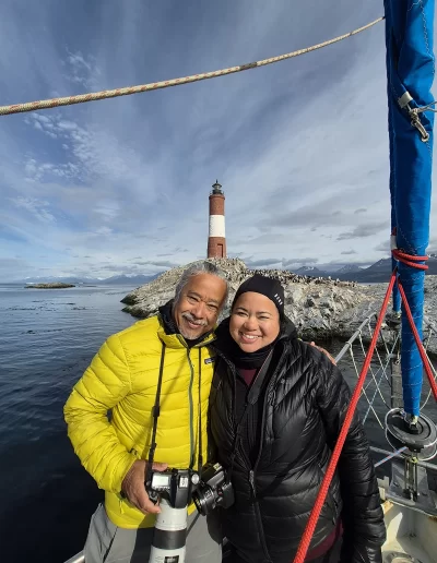 Excursões a Bordo do Veleiro Ksar – Ushuaia, Tierra do Fogo Descubra as incríveis experiências de navegação no Canal Beagle com o veleiro Ksar, o barco mais aconchegante e seguro para explorar o “Fim do Mundo”. Oferecemos diversas excursões e expedições personalizadas para todos os gostos, unindo aventura, conforto e contato direto com a natureza patagônica. Navegação Full Day pelo Canal Beagle Embarque em uma travessia inesquecível de 6 horas pelo Canal Beagle, explorando paisagens deslumbrantes da Baía de Ushuaia e da Tierra do Fogo. Navegue a bordo do veleiro Ksar em uma aventura à vela para observar lobos-marinhos, aves marinhas e o icônico Farol Les Éclaireurs. Inclui um trekking e almoço a bordo nas belas Ilhas Bridges, garantindo uma imersão completa na natureza local. Duração: 6 horas Destaques: Lobos-marinhos, aves, Farol Les Éclaireurs, trekking, almoço a bordo Vagas limitadas – navegação personalizada Navegação Noturna no Veleiro Ksar Viva a experiência única de passar uma noite navegando pelo Canal Beagle. Partimos de Ushuaia em direção aos destinos mais extraordinários, como a Ilha dos Lobos, o Farol Les Éclaireurs e as Ilhas Bridges. Desfrute de um dia completo de navegação com paisagens impressionantes, seguido de jantar sob as estrelas e pernoite em um ambiente mágico nas Ilhas Bridges. Acorde com um nascer do sol espetacular no Canal Beagle e conecte-se profundamente com a natureza da Tierra do Fogo. Inclui: jantar, café da manhã e bebidas Experiência única, vagas limitadas – navegação personalizada Expedição Paso Guaraní – Almanza (3 dias / 2 noites) Explore o “Fim do Mundo” em uma expedição completa de 3 dias e 2 noites a bordo do veleiro Ksar. Saindo de Ushuaia, navegue até a Ilha dos Lobos, o Farol Les Éclaireurs e as Ilhas Bridges, com avistamentos incríveis de lobos-marinhos, pinguins e aves locais. Aventure-se em trekkings emocionantes e desfrute de jantares sob um céu estrelado patagônico. Todas as refeições e bebidas estão incluídas, e nosso dedicado time garante uma experiência confortável e segura. Ideal para: aventureiros e amantes da natureza Possibilidade de retorno por terra, visitando a Rota dos Lagos e pontos icônicos da Rota 3 Expedições Personalizadas em Veleiro Oferecemos expedições sob medida para que você possa explorar o Canal Beagle e seus arredores de acordo com suas preferências. São opções para todos os níveis e interesses: travessias curtas de 1 a 3 dias, expedições mais longas de até 15 dias e até clínicas de vela para aprender e aperfeiçoar suas habilidades enquanto navega por águas patagônicas. Atividades Complementares Além da navegação, o veleiro Ksar apoia atividades como mergulho, kayak, stand-up paddle, fotografia e trekking, garantindo uma logística exclusiva para seu esporte ou hobby favorito. Também realizamos expedições científicas para contribuir com o conhecimento do ecossistema local. Destinos Exclusivos Explore lugares únicos como Puerto Almanza, Isla Redonda, Farol Les Éclaireurs, Paso Guaraní, Islas Bridges, Península Mitre, Isla de los Estados, fiordes e glaciares, até chegar ao emblemático Cabo de Hornos. O veleiro Ksar, modelo Joshua de 40 pés, combina elegância e conforto, equipado com as melhores condições de segurança para que sua aventura seja tranquila e inesquecível. Reserve sua viagem agora e viva uma experiência única no Canal Beagle a bordo do veleiro Ksar, o seu melhor companheiro para descobrir a magia e a beleza do Fin do Mundo!