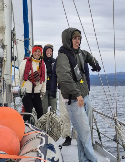 Excursões a Bordo do Veleiro Ksar – Ushuaia, Tierra do Fogo Descubra as incríveis experiências de navegação no Canal Beagle com o veleiro Ksar, o barco mais aconchegante e seguro para explorar o “Fim do Mundo”. Oferecemos diversas excursões e expedições personalizadas para todos os gostos, unindo aventura, conforto e contato direto com a natureza patagônica. Navegação Full Day pelo Canal Beagle Embarque em uma travessia inesquecível de 6 horas pelo Canal Beagle, explorando paisagens deslumbrantes da Baía de Ushuaia e da Tierra do Fogo. Navegue a bordo do veleiro Ksar em uma aventura à vela para observar lobos-marinhos, aves marinhas e o icônico Farol Les Éclaireurs. Inclui um trekking e almoço a bordo nas belas Ilhas Bridges, garantindo uma imersão completa na natureza local. Duração: 6 horas Destaques: Lobos-marinhos, aves, Farol Les Éclaireurs, trekking, almoço a bordo Vagas limitadas – navegação personalizada Navegação Noturna no Veleiro Ksar Viva a experiência única de passar uma noite navegando pelo Canal Beagle. Partimos de Ushuaia em direção aos destinos mais extraordinários, como a Ilha dos Lobos, o Farol Les Éclaireurs e as Ilhas Bridges. Desfrute de um dia completo de navegação com paisagens impressionantes, seguido de jantar sob as estrelas e pernoite em um ambiente mágico nas Ilhas Bridges. Acorde com um nascer do sol espetacular no Canal Beagle e conecte-se profundamente com a natureza da Tierra do Fogo. Inclui: jantar, café da manhã e bebidas Experiência única, vagas limitadas – navegação personalizada Expedição Paso Guaraní – Almanza (3 dias / 2 noites) Explore o “Fim do Mundo” em uma expedição completa de 3 dias e 2 noites a bordo do veleiro Ksar. Saindo de Ushuaia, navegue até a Ilha dos Lobos, o Farol Les Éclaireurs e as Ilhas Bridges, com avistamentos incríveis de lobos-marinhos, pinguins e aves locais. Aventure-se em trekkings emocionantes e desfrute de jantares sob um céu estrelado patagônico. Todas as refeições e bebidas estão incluídas, e nosso dedicado time garante uma experiência confortável e segura. Ideal para: aventureiros e amantes da natureza Possibilidade de retorno por terra, visitando a Rota dos Lagos e pontos icônicos da Rota 3 Expedições Personalizadas em Veleiro Oferecemos expedições sob medida para que você possa explorar o Canal Beagle e seus arredores de acordo com suas preferências. São opções para todos os níveis e interesses: travessias curtas de 1 a 3 dias, expedições mais longas de até 15 dias e até clínicas de vela para aprender e aperfeiçoar suas habilidades enquanto navega por águas patagônicas. Atividades Complementares Além da navegação, o veleiro Ksar apoia atividades como mergulho, kayak, stand-up paddle, fotografia e trekking, garantindo uma logística exclusiva para seu esporte ou hobby favorito. Também realizamos expedições científicas para contribuir com o conhecimento do ecossistema local. Destinos Exclusivos Explore lugares únicos como Puerto Almanza, Isla Redonda, Farol Les Éclaireurs, Paso Guaraní, Islas Bridges, Península Mitre, Isla de los Estados, fiordes e glaciares, até chegar ao emblemático Cabo de Hornos. O veleiro Ksar, modelo Joshua de 40 pés, combina elegância e conforto, equipado com as melhores condições de segurança para que sua aventura seja tranquila e inesquecível. Reserve sua viagem agora e viva uma experiência única no Canal Beagle a bordo do veleiro Ksar, o seu melhor companheiro para descobrir a magia e a beleza do Fin do Mundo!