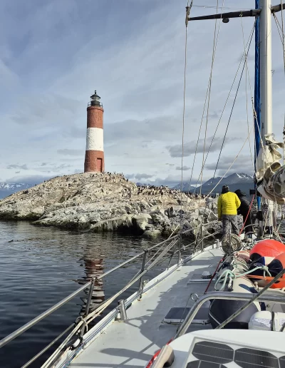 Excursões a Bordo do Veleiro Ksar – Ushuaia, Tierra do Fogo Descubra as incríveis experiências de navegação no Canal Beagle com o veleiro Ksar, o barco mais aconchegante e seguro para explorar o “Fim do Mundo”. Oferecemos diversas excursões e expedições personalizadas para todos os gostos, unindo aventura, conforto e contato direto com a natureza patagônica. Navegação Full Day pelo Canal Beagle Embarque em uma travessia inesquecível de 6 horas pelo Canal Beagle, explorando paisagens deslumbrantes da Baía de Ushuaia e da Tierra do Fogo. Navegue a bordo do veleiro Ksar em uma aventura à vela para observar lobos-marinhos, aves marinhas e o icônico Farol Les Éclaireurs. Inclui um trekking e almoço a bordo nas belas Ilhas Bridges, garantindo uma imersão completa na natureza local. Duração: 6 horas Destaques: Lobos-marinhos, aves, Farol Les Éclaireurs, trekking, almoço a bordo Vagas limitadas – navegação personalizada Navegação Noturna no Veleiro Ksar Viva a experiência única de passar uma noite navegando pelo Canal Beagle. Partimos de Ushuaia em direção aos destinos mais extraordinários, como a Ilha dos Lobos, o Farol Les Éclaireurs e as Ilhas Bridges. Desfrute de um dia completo de navegação com paisagens impressionantes, seguido de jantar sob as estrelas e pernoite em um ambiente mágico nas Ilhas Bridges. Acorde com um nascer do sol espetacular no Canal Beagle e conecte-se profundamente com a natureza da Tierra do Fogo. Inclui: jantar, café da manhã e bebidas Experiência única, vagas limitadas – navegação personalizada Expedição Paso Guaraní – Almanza (3 dias / 2 noites) Explore o “Fim do Mundo” em uma expedição completa de 3 dias e 2 noites a bordo do veleiro Ksar. Saindo de Ushuaia, navegue até a Ilha dos Lobos, o Farol Les Éclaireurs e as Ilhas Bridges, com avistamentos incríveis de lobos-marinhos, pinguins e aves locais. Aventure-se em trekkings emocionantes e desfrute de jantares sob um céu estrelado patagônico. Todas as refeições e bebidas estão incluídas, e nosso dedicado time garante uma experiência confortável e segura. Ideal para: aventureiros e amantes da natureza Possibilidade de retorno por terra, visitando a Rota dos Lagos e pontos icônicos da Rota 3 Expedições Personalizadas em Veleiro Oferecemos expedições sob medida para que você possa explorar o Canal Beagle e seus arredores de acordo com suas preferências. São opções para todos os níveis e interesses: travessias curtas de 1 a 3 dias, expedições mais longas de até 15 dias e até clínicas de vela para aprender e aperfeiçoar suas habilidades enquanto navega por águas patagônicas. Atividades Complementares Além da navegação, o veleiro Ksar apoia atividades como mergulho, kayak, stand-up paddle, fotografia e trekking, garantindo uma logística exclusiva para seu esporte ou hobby favorito. Também realizamos expedições científicas para contribuir com o conhecimento do ecossistema local. Destinos Exclusivos Explore lugares únicos como Puerto Almanza, Isla Redonda, Farol Les Éclaireurs, Paso Guaraní, Islas Bridges, Península Mitre, Isla de los Estados, fiordes e glaciares, até chegar ao emblemático Cabo de Hornos. O veleiro Ksar, modelo Joshua de 40 pés, combina elegância e conforto, equipado com as melhores condições de segurança para que sua aventura seja tranquila e inesquecível. Reserve sua viagem agora e viva uma experiência única no Canal Beagle a bordo do veleiro Ksar, o seu melhor companheiro para descobrir a magia e a beleza do Fin do Mundo!