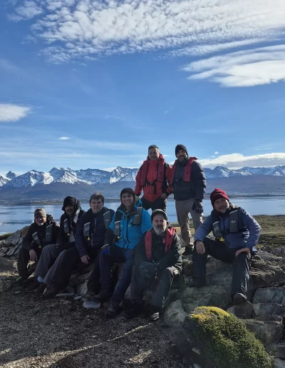 Excursões a Bordo do Veleiro Ksar – Ushuaia, Tierra do Fogo Descubra as incríveis experiências de navegação no Canal Beagle com o veleiro Ksar, o barco mais aconchegante e seguro para explorar o “Fim do Mundo”. Oferecemos diversas excursões e expedições personalizadas para todos os gostos, unindo aventura, conforto e contato direto com a natureza patagônica. Navegação Full Day pelo Canal Beagle Embarque em uma travessia inesquecível de 6 horas pelo Canal Beagle, explorando paisagens deslumbrantes da Baía de Ushuaia e da Tierra do Fogo. Navegue a bordo do veleiro Ksar em uma aventura à vela para observar lobos-marinhos, aves marinhas e o icônico Farol Les Éclaireurs. Inclui um trekking e almoço a bordo nas belas Ilhas Bridges, garantindo uma imersão completa na natureza local. Duração: 6 horas Destaques: Lobos-marinhos, aves, Farol Les Éclaireurs, trekking, almoço a bordo Vagas limitadas – navegação personalizada Navegação Noturna no Veleiro Ksar Viva a experiência única de passar uma noite navegando pelo Canal Beagle. Partimos de Ushuaia em direção aos destinos mais extraordinários, como a Ilha dos Lobos, o Farol Les Éclaireurs e as Ilhas Bridges. Desfrute de um dia completo de navegação com paisagens impressionantes, seguido de jantar sob as estrelas e pernoite em um ambiente mágico nas Ilhas Bridges. Acorde com um nascer do sol espetacular no Canal Beagle e conecte-se profundamente com a natureza da Tierra do Fogo. Inclui: jantar, café da manhã e bebidas Experiência única, vagas limitadas – navegação personalizada Expedição Paso Guaraní – Almanza (3 dias / 2 noites) Explore o “Fim do Mundo” em uma expedição completa de 3 dias e 2 noites a bordo do veleiro Ksar. Saindo de Ushuaia, navegue até a Ilha dos Lobos, o Farol Les Éclaireurs e as Ilhas Bridges, com avistamentos incríveis de lobos-marinhos, pinguins e aves locais. Aventure-se em trekkings emocionantes e desfrute de jantares sob um céu estrelado patagônico. Todas as refeições e bebidas estão incluídas, e nosso dedicado time garante uma experiência confortável e segura. Ideal para: aventureiros e amantes da natureza Possibilidade de retorno por terra, visitando a Rota dos Lagos e pontos icônicos da Rota 3 Expedições Personalizadas em Veleiro Oferecemos expedições sob medida para que você possa explorar o Canal Beagle e seus arredores de acordo com suas preferências. São opções para todos os níveis e interesses: travessias curtas de 1 a 3 dias, expedições mais longas de até 15 dias e até clínicas de vela para aprender e aperfeiçoar suas habilidades enquanto navega por águas patagônicas. Atividades Complementares Além da navegação, o veleiro Ksar apoia atividades como mergulho, kayak, stand-up paddle, fotografia e trekking, garantindo uma logística exclusiva para seu esporte ou hobby favorito. Também realizamos expedições científicas para contribuir com o conhecimento do ecossistema local. Destinos Exclusivos Explore lugares únicos como Puerto Almanza, Isla Redonda, Farol Les Éclaireurs, Paso Guaraní, Islas Bridges, Península Mitre, Isla de los Estados, fiordes e glaciares, até chegar ao emblemático Cabo de Hornos. O veleiro Ksar, modelo Joshua de 40 pés, combina elegância e conforto, equipado com as melhores condições de segurança para que sua aventura seja tranquila e inesquecível. Reserve sua viagem agora e viva uma experiência única no Canal Beagle a bordo do veleiro Ksar, o seu melhor companheiro para descobrir a magia e a beleza do Fin do Mundo!