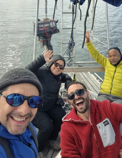 Excursões a Bordo do Veleiro Ksar – Ushuaia, Tierra do Fogo Descubra as incríveis experiências de navegação no Canal Beagle com o veleiro Ksar, o barco mais aconchegante e seguro para explorar o “Fim do Mundo”. Oferecemos diversas excursões e expedições personalizadas para todos os gostos, unindo aventura, conforto e contato direto com a natureza patagônica. Navegação Full Day pelo Canal Beagle Embarque em uma travessia inesquecível de 6 horas pelo Canal Beagle, explorando paisagens deslumbrantes da Baía de Ushuaia e da Tierra do Fogo. Navegue a bordo do veleiro Ksar em uma aventura à vela para observar lobos-marinhos, aves marinhas e o icônico Farol Les Éclaireurs. Inclui um trekking e almoço a bordo nas belas Ilhas Bridges, garantindo uma imersão completa na natureza local. Duração: 6 horas Destaques: Lobos-marinhos, aves, Farol Les Éclaireurs, trekking, almoço a bordo Vagas limitadas – navegação personalizada Navegação Noturna no Veleiro Ksar Viva a experiência única de passar uma noite navegando pelo Canal Beagle. Partimos de Ushuaia em direção aos destinos mais extraordinários, como a Ilha dos Lobos, o Farol Les Éclaireurs e as Ilhas Bridges. Desfrute de um dia completo de navegação com paisagens impressionantes, seguido de jantar sob as estrelas e pernoite em um ambiente mágico nas Ilhas Bridges. Acorde com um nascer do sol espetacular no Canal Beagle e conecte-se profundamente com a natureza da Tierra do Fogo. Inclui: jantar, café da manhã e bebidas Experiência única, vagas limitadas – navegação personalizada Expedição Paso Guaraní – Almanza (3 dias / 2 noites) Explore o “Fim do Mundo” em uma expedição completa de 3 dias e 2 noites a bordo do veleiro Ksar. Saindo de Ushuaia, navegue até a Ilha dos Lobos, o Farol Les Éclaireurs e as Ilhas Bridges, com avistamentos incríveis de lobos-marinhos, pinguins e aves locais. Aventure-se em trekkings emocionantes e desfrute de jantares sob um céu estrelado patagônico. Todas as refeições e bebidas estão incluídas, e nosso dedicado time garante uma experiência confortável e segura. Ideal para: aventureiros e amantes da natureza Possibilidade de retorno por terra, visitando a Rota dos Lagos e pontos icônicos da Rota 3 Expedições Personalizadas em Veleiro Oferecemos expedições sob medida para que você possa explorar o Canal Beagle e seus arredores de acordo com suas preferências. São opções para todos os níveis e interesses: travessias curtas de 1 a 3 dias, expedições mais longas de até 15 dias e até clínicas de vela para aprender e aperfeiçoar suas habilidades enquanto navega por águas patagônicas. Atividades Complementares Além da navegação, o veleiro Ksar apoia atividades como mergulho, kayak, stand-up paddle, fotografia e trekking, garantindo uma logística exclusiva para seu esporte ou hobby favorito. Também realizamos expedições científicas para contribuir com o conhecimento do ecossistema local. Destinos Exclusivos Explore lugares únicos como Puerto Almanza, Isla Redonda, Farol Les Éclaireurs, Paso Guaraní, Islas Bridges, Península Mitre, Isla de los Estados, fiordes e glaciares, até chegar ao emblemático Cabo de Hornos. O veleiro Ksar, modelo Joshua de 40 pés, combina elegância e conforto, equipado com as melhores condições de segurança para que sua aventura seja tranquila e inesquecível. Reserve sua viagem agora e viva uma experiência única no Canal Beagle a bordo do veleiro Ksar, o seu melhor companheiro para descobrir a magia e a beleza do Fin do Mundo!