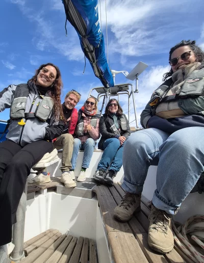 Excursões a Bordo do Veleiro Ksar – Ushuaia, Tierra do Fogo Descubra as incríveis experiências de navegação no Canal Beagle com o veleiro Ksar, o barco mais aconchegante e seguro para explorar o “Fim do Mundo”. Oferecemos diversas excursões e expedições personalizadas para todos os gostos, unindo aventura, conforto e contato direto com a natureza patagônica. Navegação Full Day pelo Canal Beagle Embarque em uma travessia inesquecível de 6 horas pelo Canal Beagle, explorando paisagens deslumbrantes da Baía de Ushuaia e da Tierra do Fogo. Navegue a bordo do veleiro Ksar em uma aventura à vela para observar lobos-marinhos, aves marinhas e o icônico Farol Les Éclaireurs. Inclui um trekking e almoço a bordo nas belas Ilhas Bridges, garantindo uma imersão completa na natureza local. Duração: 6 horas Destaques: Lobos-marinhos, aves, Farol Les Éclaireurs, trekking, almoço a bordo Vagas limitadas – navegação personalizada Navegação Noturna no Veleiro Ksar Viva a experiência única de passar uma noite navegando pelo Canal Beagle. Partimos de Ushuaia em direção aos destinos mais extraordinários, como a Ilha dos Lobos, o Farol Les Éclaireurs e as Ilhas Bridges. Desfrute de um dia completo de navegação com paisagens impressionantes, seguido de jantar sob as estrelas e pernoite em um ambiente mágico nas Ilhas Bridges. Acorde com um nascer do sol espetacular no Canal Beagle e conecte-se profundamente com a natureza da Tierra do Fogo. Inclui: jantar, café da manhã e bebidas Experiência única, vagas limitadas – navegação personalizada Expedição Paso Guaraní – Almanza (3 dias / 2 noites) Explore o “Fim do Mundo” em uma expedição completa de 3 dias e 2 noites a bordo do veleiro Ksar. Saindo de Ushuaia, navegue até a Ilha dos Lobos, o Farol Les Éclaireurs e as Ilhas Bridges, com avistamentos incríveis de lobos-marinhos, pinguins e aves locais. Aventure-se em trekkings emocionantes e desfrute de jantares sob um céu estrelado patagônico. Todas as refeições e bebidas estão incluídas, e nosso dedicado time garante uma experiência confortável e segura. Ideal para: aventureiros e amantes da natureza Possibilidade de retorno por terra, visitando a Rota dos Lagos e pontos icônicos da Rota 3 Expedições Personalizadas em Veleiro Oferecemos expedições sob medida para que você possa explorar o Canal Beagle e seus arredores de acordo com suas preferências. São opções para todos os níveis e interesses: travessias curtas de 1 a 3 dias, expedições mais longas de até 15 dias e até clínicas de vela para aprender e aperfeiçoar suas habilidades enquanto navega por águas patagônicas. Atividades Complementares Além da navegação, o veleiro Ksar apoia atividades como mergulho, kayak, stand-up paddle, fotografia e trekking, garantindo uma logística exclusiva para seu esporte ou hobby favorito. Também realizamos expedições científicas para contribuir com o conhecimento do ecossistema local. Destinos Exclusivos Explore lugares únicos como Puerto Almanza, Isla Redonda, Farol Les Éclaireurs, Paso Guaraní, Islas Bridges, Península Mitre, Isla de los Estados, fiordes e glaciares, até chegar ao emblemático Cabo de Hornos. O veleiro Ksar, modelo Joshua de 40 pés, combina elegância e conforto, equipado com as melhores condições de segurança para que sua aventura seja tranquila e inesquecível. Reserve sua viagem agora e viva uma experiência única no Canal Beagle a bordo do veleiro Ksar, o seu melhor companheiro para descobrir a magia e a beleza do Fin do Mundo!