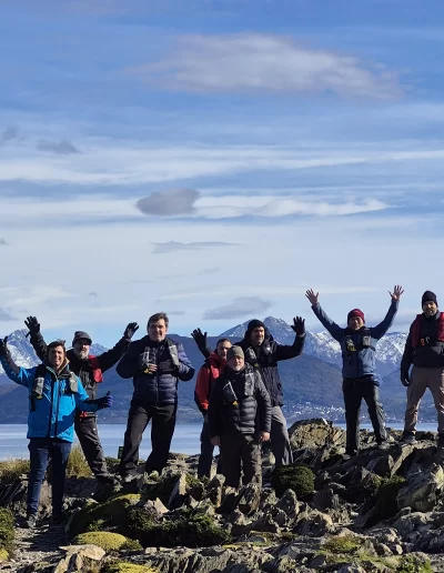 Excursões a Bordo do Veleiro Ksar – Ushuaia, Tierra do Fogo Descubra as incríveis experiências de navegação no Canal Beagle com o veleiro Ksar, o barco mais aconchegante e seguro para explorar o “Fim do Mundo”. Oferecemos diversas excursões e expedições personalizadas para todos os gostos, unindo aventura, conforto e contato direto com a natureza patagônica. Navegação Full Day pelo Canal Beagle Embarque em uma travessia inesquecível de 6 horas pelo Canal Beagle, explorando paisagens deslumbrantes da Baía de Ushuaia e da Tierra do Fogo. Navegue a bordo do veleiro Ksar em uma aventura à vela para observar lobos-marinhos, aves marinhas e o icônico Farol Les Éclaireurs. Inclui um trekking e almoço a bordo nas belas Ilhas Bridges, garantindo uma imersão completa na natureza local. Duração: 6 horas Destaques: Lobos-marinhos, aves, Farol Les Éclaireurs, trekking, almoço a bordo Vagas limitadas – navegação personalizada Navegação Noturna no Veleiro Ksar Viva a experiência única de passar uma noite navegando pelo Canal Beagle. Partimos de Ushuaia em direção aos destinos mais extraordinários, como a Ilha dos Lobos, o Farol Les Éclaireurs e as Ilhas Bridges. Desfrute de um dia completo de navegação com paisagens impressionantes, seguido de jantar sob as estrelas e pernoite em um ambiente mágico nas Ilhas Bridges. Acorde com um nascer do sol espetacular no Canal Beagle e conecte-se profundamente com a natureza da Tierra do Fogo. Inclui: jantar, café da manhã e bebidas Experiência única, vagas limitadas – navegação personalizada Expedição Paso Guaraní – Almanza (3 dias / 2 noites) Explore o “Fim do Mundo” em uma expedição completa de 3 dias e 2 noites a bordo do veleiro Ksar. Saindo de Ushuaia, navegue até a Ilha dos Lobos, o Farol Les Éclaireurs e as Ilhas Bridges, com avistamentos incríveis de lobos-marinhos, pinguins e aves locais. Aventure-se em trekkings emocionantes e desfrute de jantares sob um céu estrelado patagônico. Todas as refeições e bebidas estão incluídas, e nosso dedicado time garante uma experiência confortável e segura. Ideal para: aventureiros e amantes da natureza Possibilidade de retorno por terra, visitando a Rota dos Lagos e pontos icônicos da Rota 3 Expedições Personalizadas em Veleiro Oferecemos expedições sob medida para que você possa explorar o Canal Beagle e seus arredores de acordo com suas preferências. São opções para todos os níveis e interesses: travessias curtas de 1 a 3 dias, expedições mais longas de até 15 dias e até clínicas de vela para aprender e aperfeiçoar suas habilidades enquanto navega por águas patagônicas. Atividades Complementares Além da navegação, o veleiro Ksar apoia atividades como mergulho, kayak, stand-up paddle, fotografia e trekking, garantindo uma logística exclusiva para seu esporte ou hobby favorito. Também realizamos expedições científicas para contribuir com o conhecimento do ecossistema local. Destinos Exclusivos Explore lugares únicos como Puerto Almanza, Isla Redonda, Farol Les Éclaireurs, Paso Guaraní, Islas Bridges, Península Mitre, Isla de los Estados, fiordes e glaciares, até chegar ao emblemático Cabo de Hornos. O veleiro Ksar, modelo Joshua de 40 pés, combina elegância e conforto, equipado com as melhores condições de segurança para que sua aventura seja tranquila e inesquecível. Reserve sua viagem agora e viva uma experiência única no Canal Beagle a bordo do veleiro Ksar, o seu melhor companheiro para descobrir a magia e a beleza do Fin do Mundo!