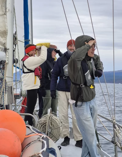 Excursões a Bordo do Veleiro Ksar – Ushuaia, Tierra do Fogo Descubra as incríveis experiências de navegação no Canal Beagle com o veleiro Ksar, o barco mais aconchegante e seguro para explorar o “Fim do Mundo”. Oferecemos diversas excursões e expedições personalizadas para todos os gostos, unindo aventura, conforto e contato direto com a natureza patagônica. Navegação Full Day pelo Canal Beagle Embarque em uma travessia inesquecível de 6 horas pelo Canal Beagle, explorando paisagens deslumbrantes da Baía de Ushuaia e da Tierra do Fogo. Navegue a bordo do veleiro Ksar em uma aventura à vela para observar lobos-marinhos, aves marinhas e o icônico Farol Les Éclaireurs. Inclui um trekking e almoço a bordo nas belas Ilhas Bridges, garantindo uma imersão completa na natureza local. Duração: 6 horas Destaques: Lobos-marinhos, aves, Farol Les Éclaireurs, trekking, almoço a bordo Vagas limitadas – navegação personalizada Navegação Noturna no Veleiro Ksar Viva a experiência única de passar uma noite navegando pelo Canal Beagle. Partimos de Ushuaia em direção aos destinos mais extraordinários, como a Ilha dos Lobos, o Farol Les Éclaireurs e as Ilhas Bridges. Desfrute de um dia completo de navegação com paisagens impressionantes, seguido de jantar sob as estrelas e pernoite em um ambiente mágico nas Ilhas Bridges. Acorde com um nascer do sol espetacular no Canal Beagle e conecte-se profundamente com a natureza da Tierra do Fogo. Inclui: jantar, café da manhã e bebidas Experiência única, vagas limitadas – navegação personalizada Expedição Paso Guaraní – Almanza (3 dias / 2 noites) Explore o “Fim do Mundo” em uma expedição completa de 3 dias e 2 noites a bordo do veleiro Ksar. Saindo de Ushuaia, navegue até a Ilha dos Lobos, o Farol Les Éclaireurs e as Ilhas Bridges, com avistamentos incríveis de lobos-marinhos, pinguins e aves locais. Aventure-se em trekkings emocionantes e desfrute de jantares sob um céu estrelado patagônico. Todas as refeições e bebidas estão incluídas, e nosso dedicado time garante uma experiência confortável e segura. Ideal para: aventureiros e amantes da natureza Possibilidade de retorno por terra, visitando a Rota dos Lagos e pontos icônicos da Rota 3 Expedições Personalizadas em Veleiro Oferecemos expedições sob medida para que você possa explorar o Canal Beagle e seus arredores de acordo com suas preferências. São opções para todos os níveis e interesses: travessias curtas de 1 a 3 dias, expedições mais longas de até 15 dias e até clínicas de vela para aprender e aperfeiçoar suas habilidades enquanto navega por águas patagônicas. Atividades Complementares Além da navegação, o veleiro Ksar apoia atividades como mergulho, kayak, stand-up paddle, fotografia e trekking, garantindo uma logística exclusiva para seu esporte ou hobby favorito. Também realizamos expedições científicas para contribuir com o conhecimento do ecossistema local. Destinos Exclusivos Explore lugares únicos como Puerto Almanza, Isla Redonda, Farol Les Éclaireurs, Paso Guaraní, Islas Bridges, Península Mitre, Isla de los Estados, fiordes e glaciares, até chegar ao emblemático Cabo de Hornos. O veleiro Ksar, modelo Joshua de 40 pés, combina elegância e conforto, equipado com as melhores condições de segurança para que sua aventura seja tranquila e inesquecível. Reserve sua viagem agora e viva uma experiência única no Canal Beagle a bordo do veleiro Ksar, o seu melhor companheiro para descobrir a magia e a beleza do Fin do Mundo!