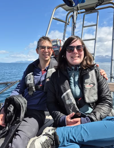 Excursões a Bordo do Veleiro Ksar – Ushuaia, Tierra do Fogo Descubra as incríveis experiências de navegação no Canal Beagle com o veleiro Ksar, o barco mais aconchegante e seguro para explorar o “Fim do Mundo”. Oferecemos diversas excursões e expedições personalizadas para todos os gostos, unindo aventura, conforto e contato direto com a natureza patagônica. Navegação Full Day pelo Canal Beagle Embarque em uma travessia inesquecível de 6 horas pelo Canal Beagle, explorando paisagens deslumbrantes da Baía de Ushuaia e da Tierra do Fogo. Navegue a bordo do veleiro Ksar em uma aventura à vela para observar lobos-marinhos, aves marinhas e o icônico Farol Les Éclaireurs. Inclui um trekking e almoço a bordo nas belas Ilhas Bridges, garantindo uma imersão completa na natureza local. Duração: 6 horas Destaques: Lobos-marinhos, aves, Farol Les Éclaireurs, trekking, almoço a bordo Vagas limitadas – navegação personalizada Navegação Noturna no Veleiro Ksar Viva a experiência única de passar uma noite navegando pelo Canal Beagle. Partimos de Ushuaia em direção aos destinos mais extraordinários, como a Ilha dos Lobos, o Farol Les Éclaireurs e as Ilhas Bridges. Desfrute de um dia completo de navegação com paisagens impressionantes, seguido de jantar sob as estrelas e pernoite em um ambiente mágico nas Ilhas Bridges. Acorde com um nascer do sol espetacular no Canal Beagle e conecte-se profundamente com a natureza da Tierra do Fogo. Inclui: jantar, café da manhã e bebidas Experiência única, vagas limitadas – navegação personalizada Expedição Paso Guaraní – Almanza (3 dias / 2 noites) Explore o “Fim do Mundo” em uma expedição completa de 3 dias e 2 noites a bordo do veleiro Ksar. Saindo de Ushuaia, navegue até a Ilha dos Lobos, o Farol Les Éclaireurs e as Ilhas Bridges, com avistamentos incríveis de lobos-marinhos, pinguins e aves locais. Aventure-se em trekkings emocionantes e desfrute de jantares sob um céu estrelado patagônico. Todas as refeições e bebidas estão incluídas, e nosso dedicado time garante uma experiência confortável e segura. Ideal para: aventureiros e amantes da natureza Possibilidade de retorno por terra, visitando a Rota dos Lagos e pontos icônicos da Rota 3 Expedições Personalizadas em Veleiro Oferecemos expedições sob medida para que você possa explorar o Canal Beagle e seus arredores de acordo com suas preferências. São opções para todos os níveis e interesses: travessias curtas de 1 a 3 dias, expedições mais longas de até 15 dias e até clínicas de vela para aprender e aperfeiçoar suas habilidades enquanto navega por águas patagônicas. Atividades Complementares Além da navegação, o veleiro Ksar apoia atividades como mergulho, kayak, stand-up paddle, fotografia e trekking, garantindo uma logística exclusiva para seu esporte ou hobby favorito. Também realizamos expedições científicas para contribuir com o conhecimento do ecossistema local. Destinos Exclusivos Explore lugares únicos como Puerto Almanza, Isla Redonda, Farol Les Éclaireurs, Paso Guaraní, Islas Bridges, Península Mitre, Isla de los Estados, fiordes e glaciares, até chegar ao emblemático Cabo de Hornos. O veleiro Ksar, modelo Joshua de 40 pés, combina elegância e conforto, equipado com as melhores condições de segurança para que sua aventura seja tranquila e inesquecível. Reserve sua viagem agora e viva uma experiência única no Canal Beagle a bordo do veleiro Ksar, o seu melhor companheiro para descobrir a magia e a beleza do Fin do Mundo!