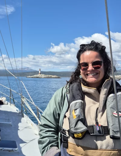 Excursões a Bordo do Veleiro Ksar – Ushuaia, Tierra do Fogo Descubra as incríveis experiências de navegação no Canal Beagle com o veleiro Ksar, o barco mais aconchegante e seguro para explorar o “Fim do Mundo”. Oferecemos diversas excursões e expedições personalizadas para todos os gostos, unindo aventura, conforto e contato direto com a natureza patagônica. Navegação Full Day pelo Canal Beagle Embarque em uma travessia inesquecível de 6 horas pelo Canal Beagle, explorando paisagens deslumbrantes da Baía de Ushuaia e da Tierra do Fogo. Navegue a bordo do veleiro Ksar em uma aventura à vela para observar lobos-marinhos, aves marinhas e o icônico Farol Les Éclaireurs. Inclui um trekking e almoço a bordo nas belas Ilhas Bridges, garantindo uma imersão completa na natureza local. Duração: 6 horas Destaques: Lobos-marinhos, aves, Farol Les Éclaireurs, trekking, almoço a bordo Vagas limitadas – navegação personalizada Navegação Noturna no Veleiro Ksar Viva a experiência única de passar uma noite navegando pelo Canal Beagle. Partimos de Ushuaia em direção aos destinos mais extraordinários, como a Ilha dos Lobos, o Farol Les Éclaireurs e as Ilhas Bridges. Desfrute de um dia completo de navegação com paisagens impressionantes, seguido de jantar sob as estrelas e pernoite em um ambiente mágico nas Ilhas Bridges. Acorde com um nascer do sol espetacular no Canal Beagle e conecte-se profundamente com a natureza da Tierra do Fogo. Inclui: jantar, café da manhã e bebidas Experiência única, vagas limitadas – navegação personalizada Expedição Paso Guaraní – Almanza (3 dias / 2 noites) Explore o “Fim do Mundo” em uma expedição completa de 3 dias e 2 noites a bordo do veleiro Ksar. Saindo de Ushuaia, navegue até a Ilha dos Lobos, o Farol Les Éclaireurs e as Ilhas Bridges, com avistamentos incríveis de lobos-marinhos, pinguins e aves locais. Aventure-se em trekkings emocionantes e desfrute de jantares sob um céu estrelado patagônico. Todas as refeições e bebidas estão incluídas, e nosso dedicado time garante uma experiência confortável e segura. Ideal para: aventureiros e amantes da natureza Possibilidade de retorno por terra, visitando a Rota dos Lagos e pontos icônicos da Rota 3 Expedições Personalizadas em Veleiro Oferecemos expedições sob medida para que você possa explorar o Canal Beagle e seus arredores de acordo com suas preferências. São opções para todos os níveis e interesses: travessias curtas de 1 a 3 dias, expedições mais longas de até 15 dias e até clínicas de vela para aprender e aperfeiçoar suas habilidades enquanto navega por águas patagônicas. Atividades Complementares Além da navegação, o veleiro Ksar apoia atividades como mergulho, kayak, stand-up paddle, fotografia e trekking, garantindo uma logística exclusiva para seu esporte ou hobby favorito. Também realizamos expedições científicas para contribuir com o conhecimento do ecossistema local. Destinos Exclusivos Explore lugares únicos como Puerto Almanza, Isla Redonda, Farol Les Éclaireurs, Paso Guaraní, Islas Bridges, Península Mitre, Isla de los Estados, fiordes e glaciares, até chegar ao emblemático Cabo de Hornos. O veleiro Ksar, modelo Joshua de 40 pés, combina elegância e conforto, equipado com as melhores condições de segurança para que sua aventura seja tranquila e inesquecível. Reserve sua viagem agora e viva uma experiência única no Canal Beagle a bordo do veleiro Ksar, o seu melhor companheiro para descobrir a magia e a beleza do Fin do Mundo!